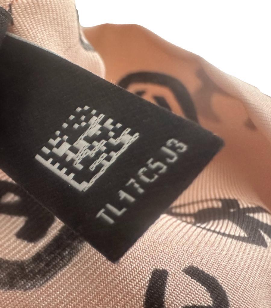Accessoire pour cheveux Chanel avec nœud en soie portant le logo CC en vente 2
