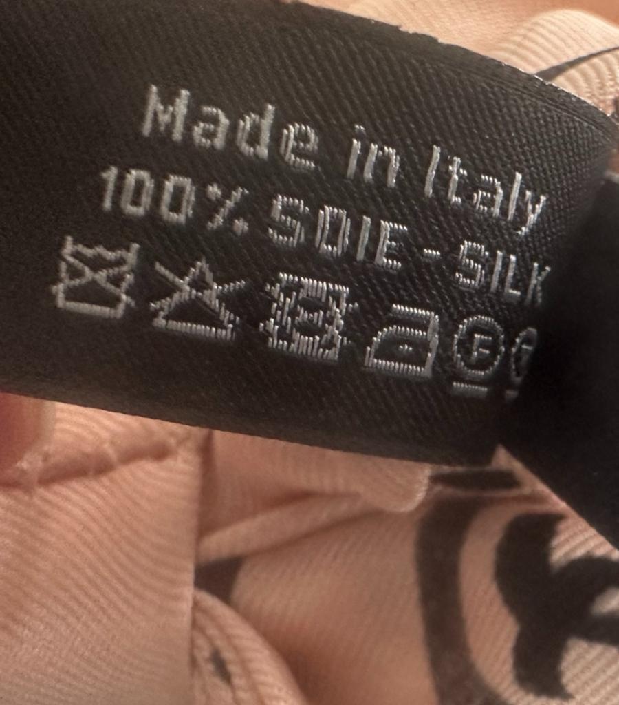 Accessoire pour cheveux Chanel avec nœud en soie portant le logo CC en vente 3