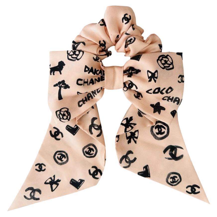 Accessoire pour cheveux Chanel avec nœud en soie portant le logo CC en vente