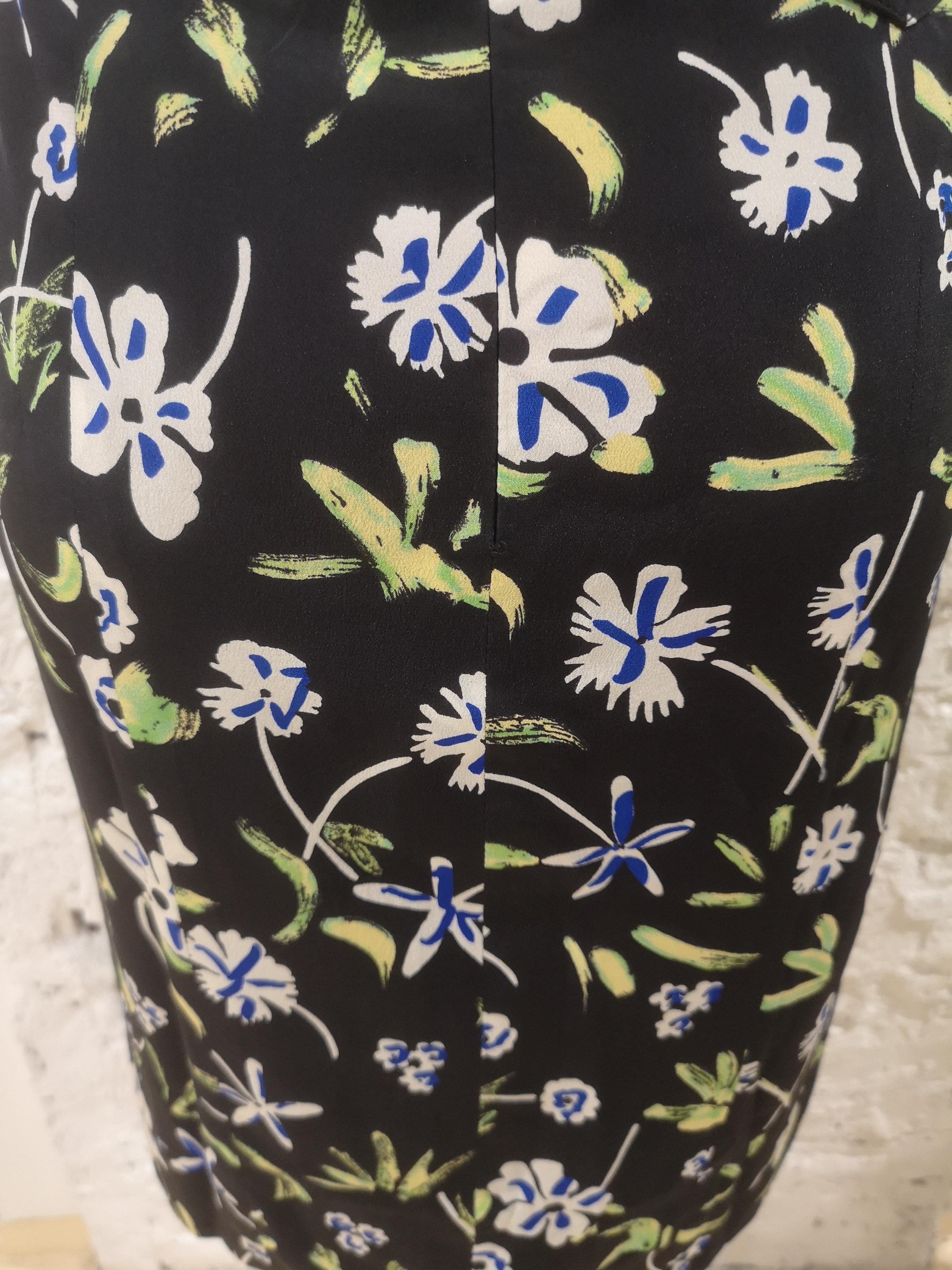 Chanel Seidenblumenkleid
Mehrfarbiges Kleid in Größe 42 fr
Gesamtlänge 97 cm, Schultern 43 cm
