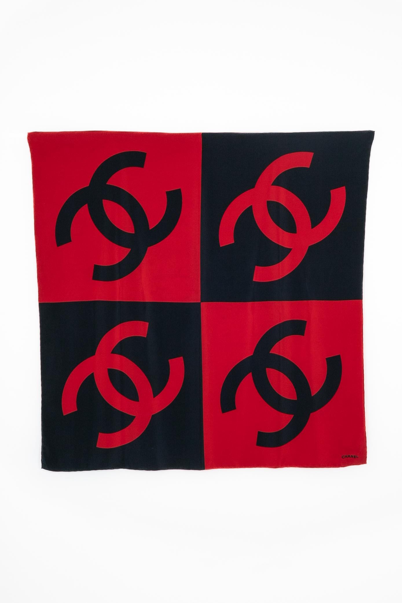 CHANEL - (Made in Italy) Foulard/pañuelo de seda rojo y azul.

Estado:
Muy buen estado

Dimensiones:
90 cm x 90 cm

SKU:FFC36


