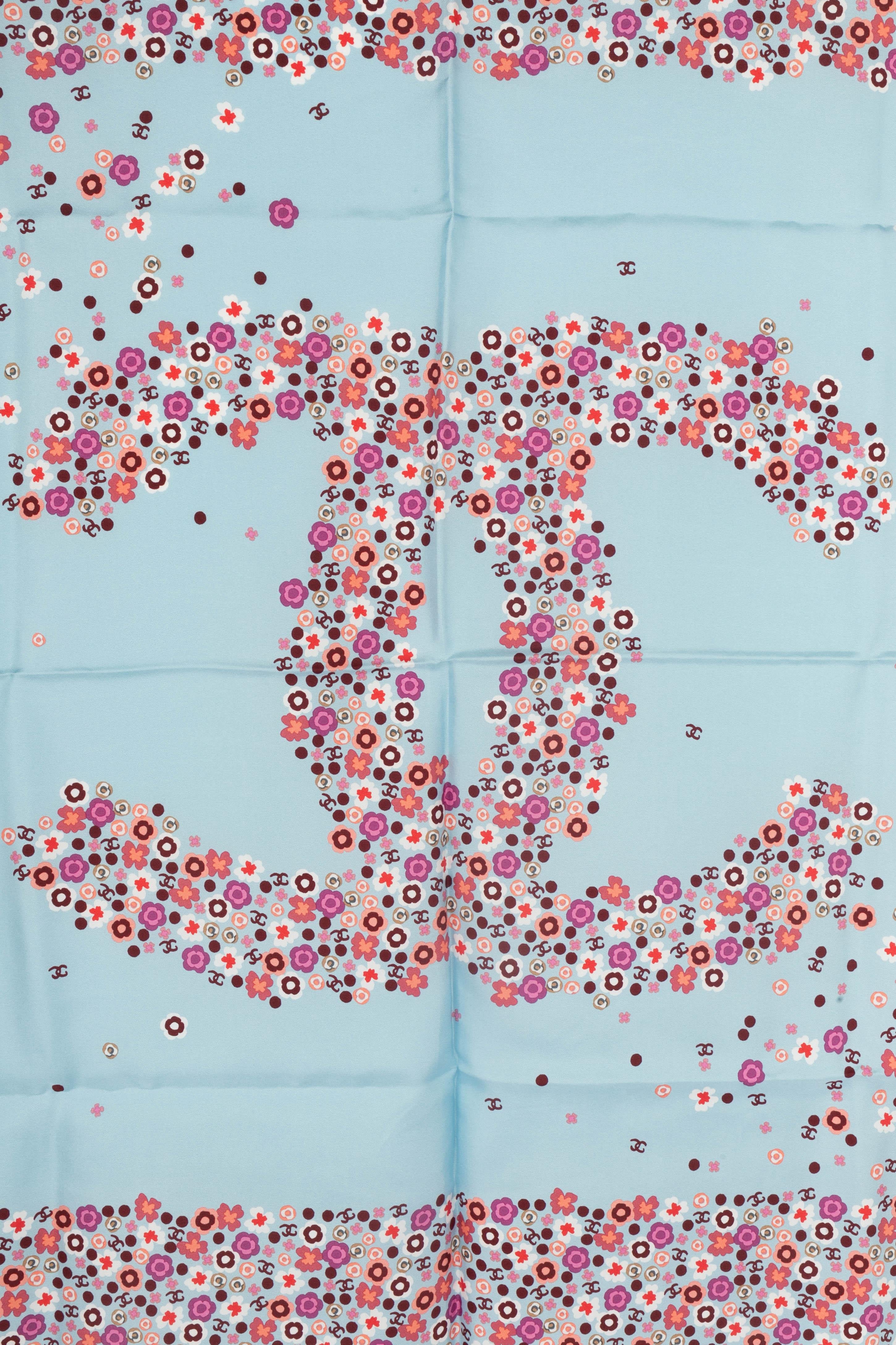 CHANEL - Silk foulard with a flower pattern on a blue background.

Condition:
Very good condition

Dimensions:
90 cm x 90 cm

SKU:FFC1