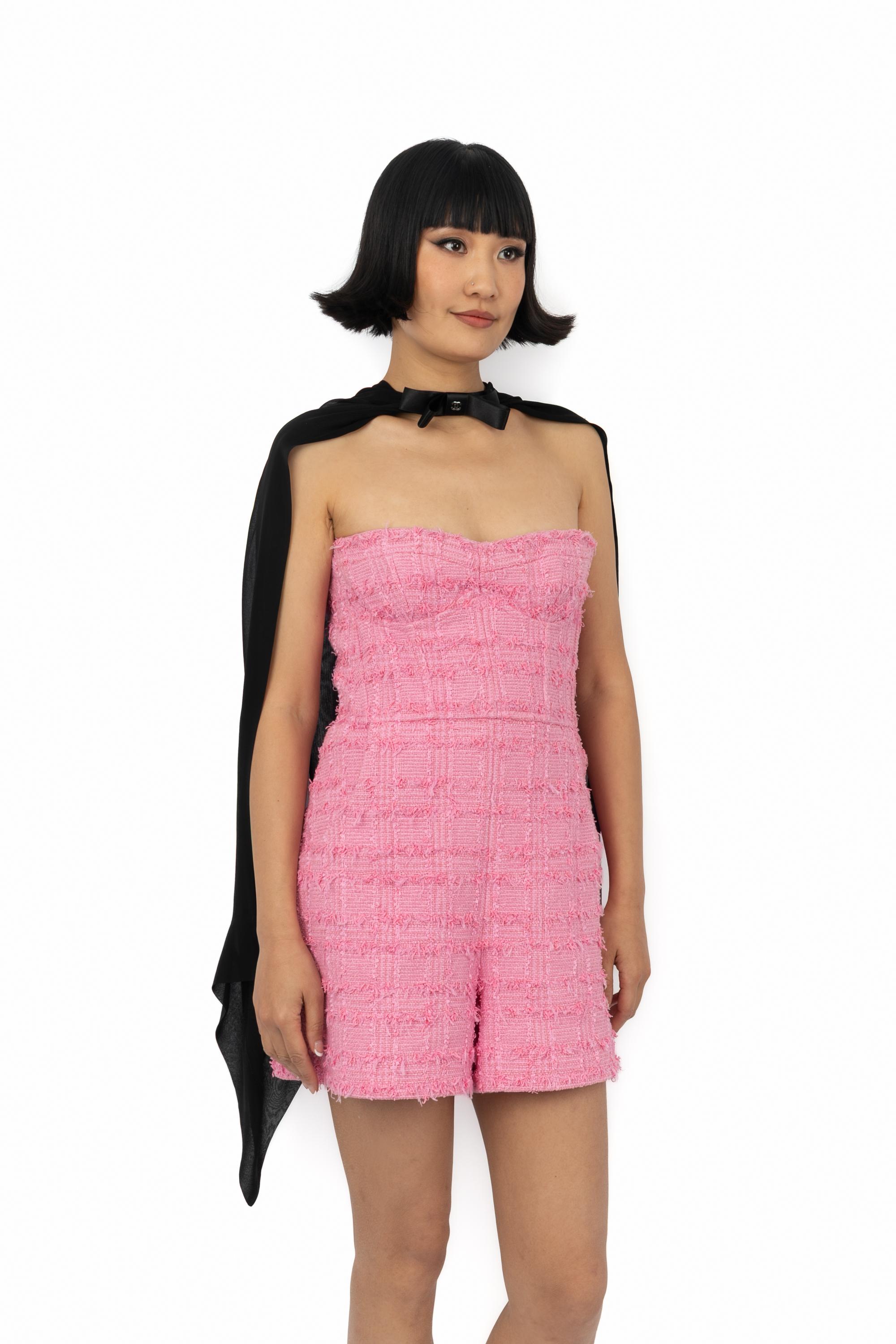 CHANEL - (Made in Italy) Foulard largo de satén negro y muselina de seda adornado con un lazo.

Estado:
Muy buen estado

Dimensiones:
Longitud: 220 - Anchura máxima: 60 cm

SKU:FFC28