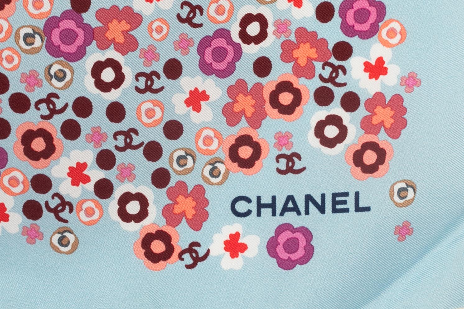 Donna Chanel silk foulard in vendita