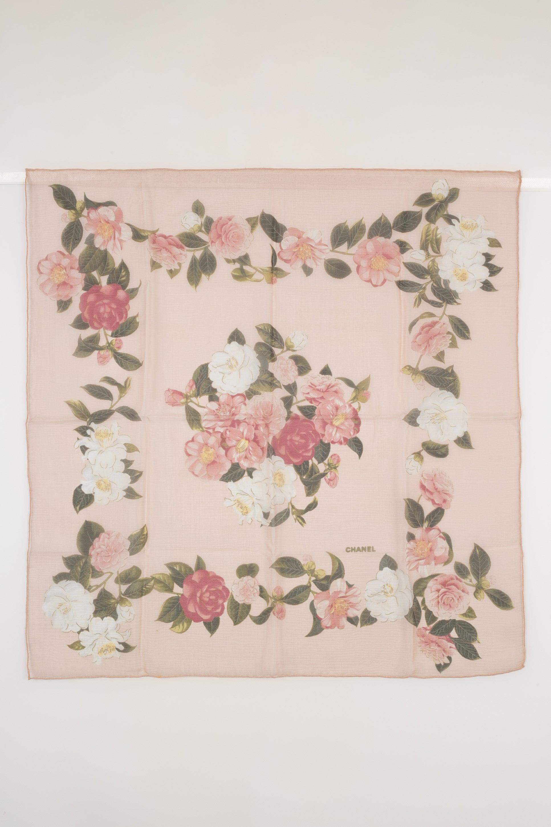 Chanel - Large silk muslin foulard printed with flowers in pink tones. Unstitched brand and composition labels.

Additional information:
Condition: Very good condition
Dimensions: 62 cm x 62 cm

Seller Reference: FFC29