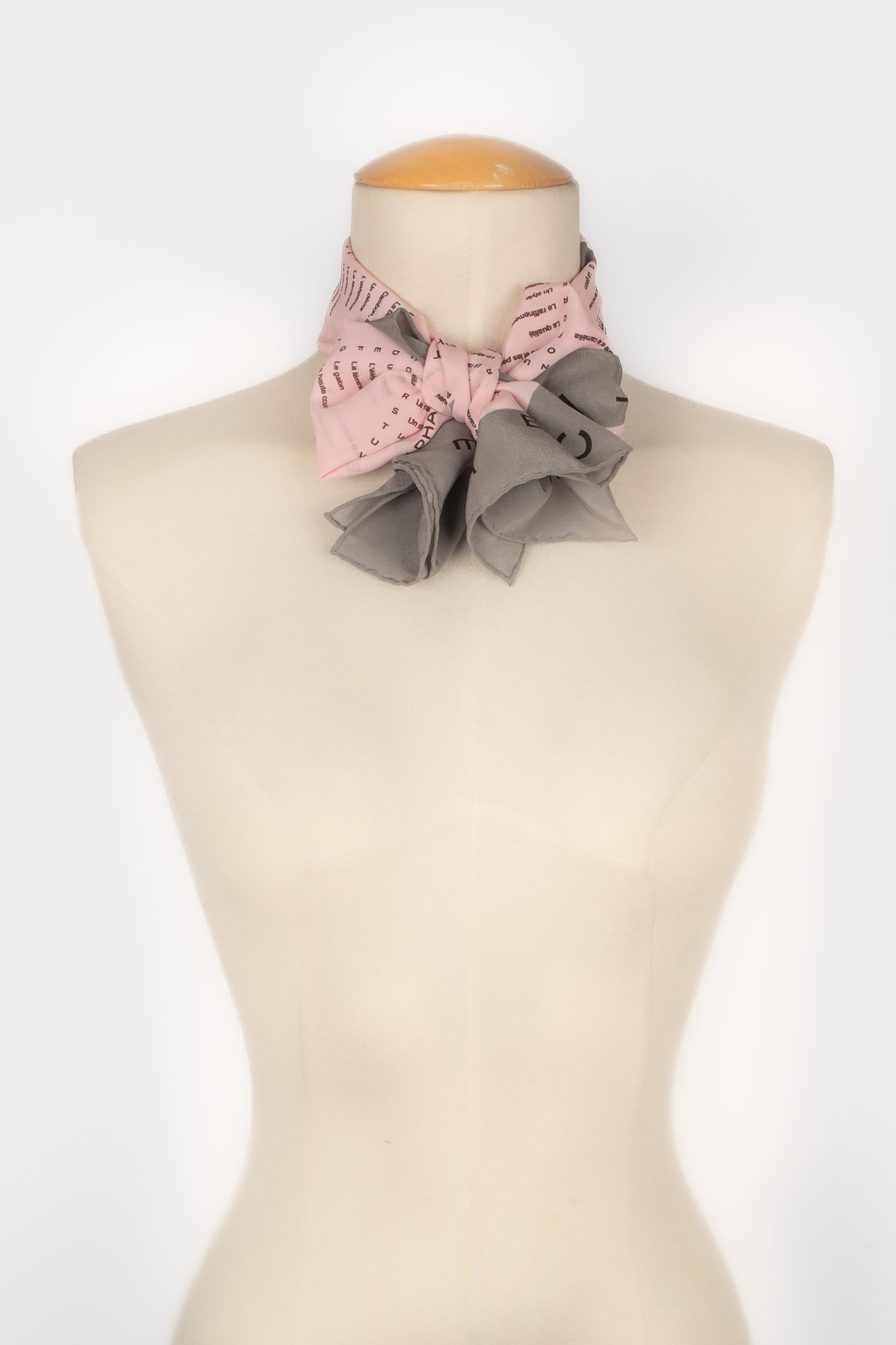 Chanel foulard / foulard en soie Pour femmes en vente