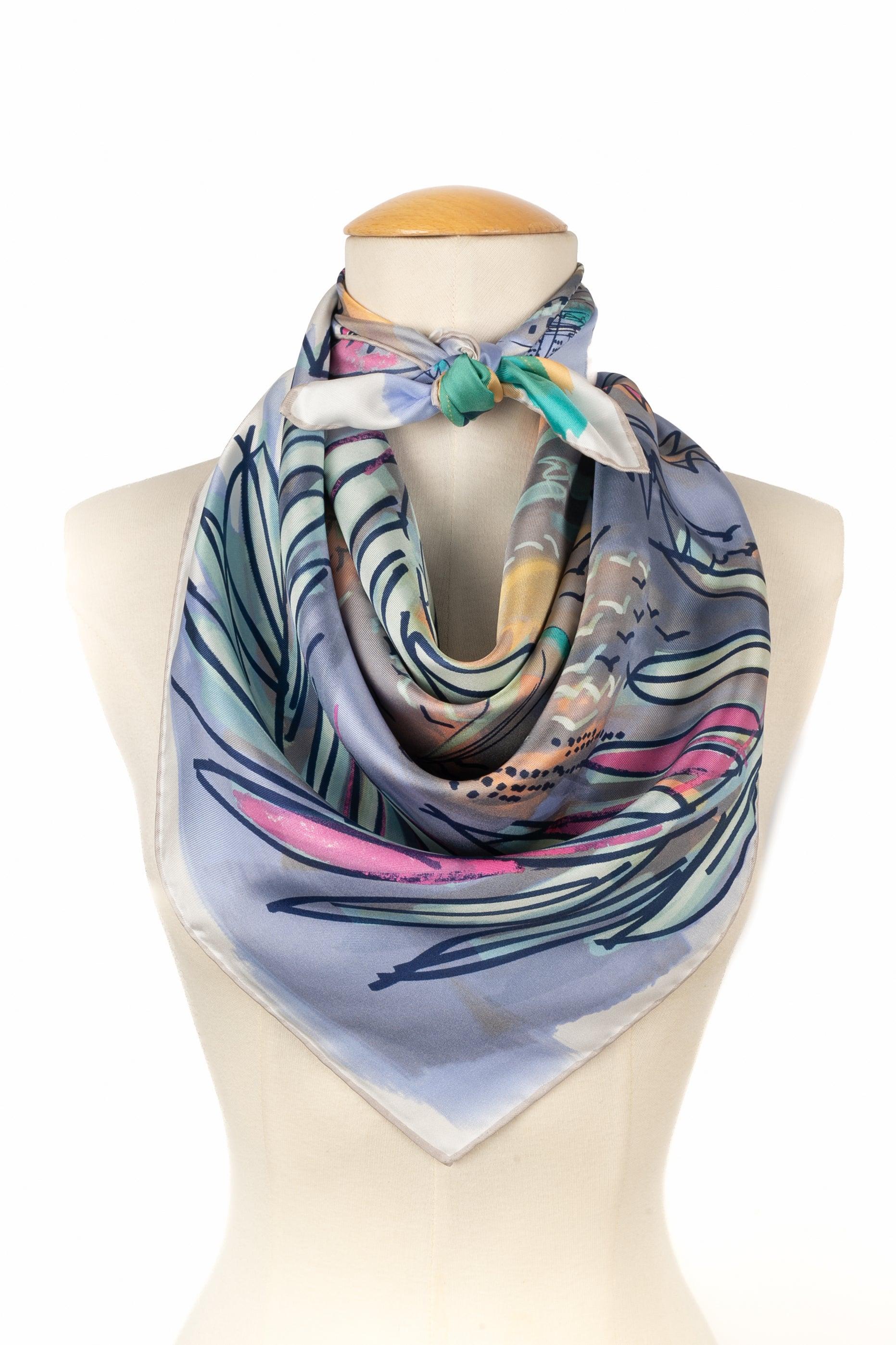 Chanel Seidenfoulard-Schal in Lila, Rosa und Gelbtönen (Grau) im Angebot