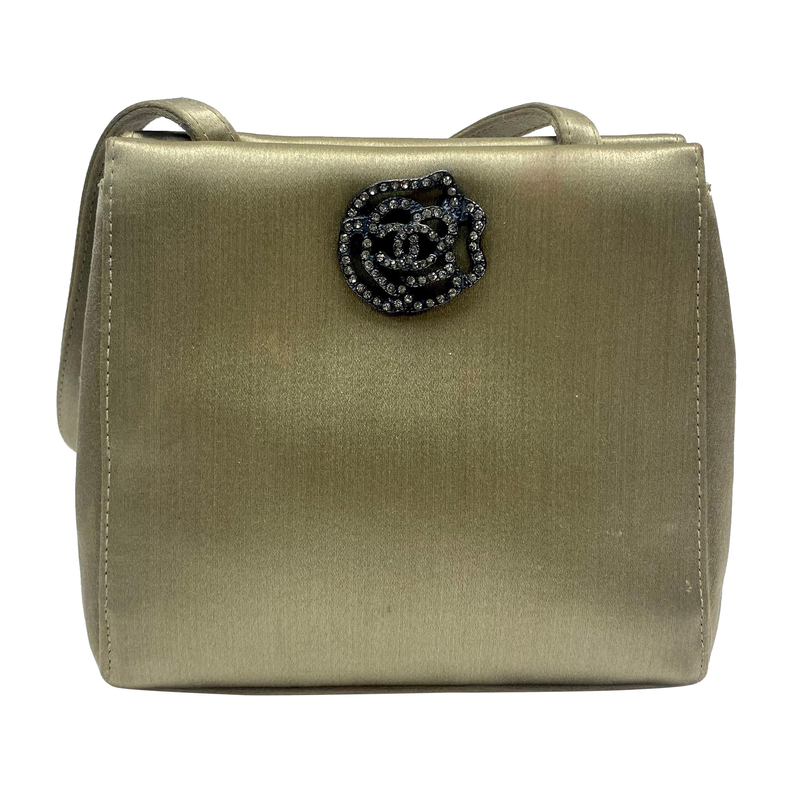 Chanel Abendtasche aus Seide mit goldenem Strass und Kamelie im Angebot