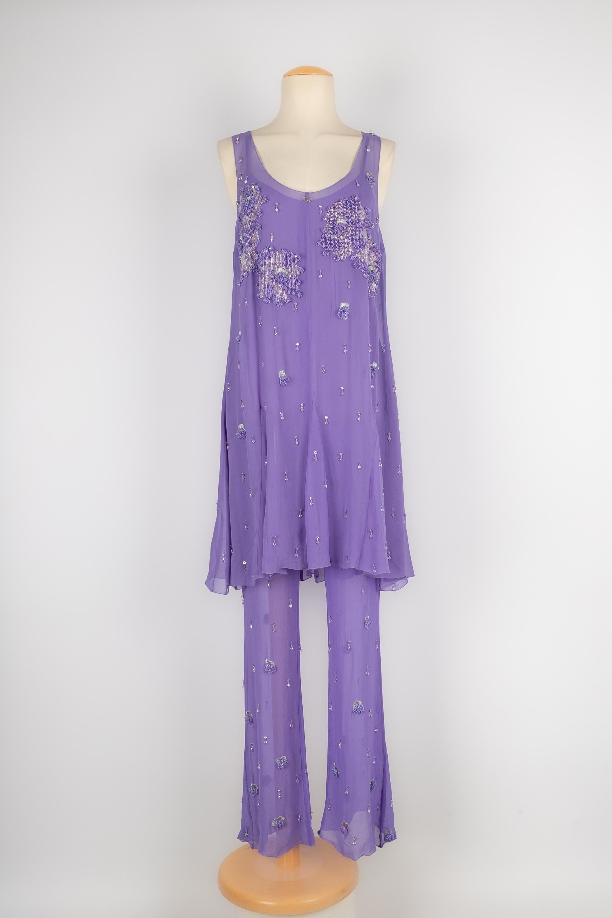 CHANEL - (Made in France) Mauve silk muslin set composed of a jumpsuit and a blouse embroidered with pearls. No size nor composition label, it fits a 36FR/38FR.

Condition:
Very good condition

Dimensions:
Jumpsuit: Chest: 44 cm - Waist: 35 cm -