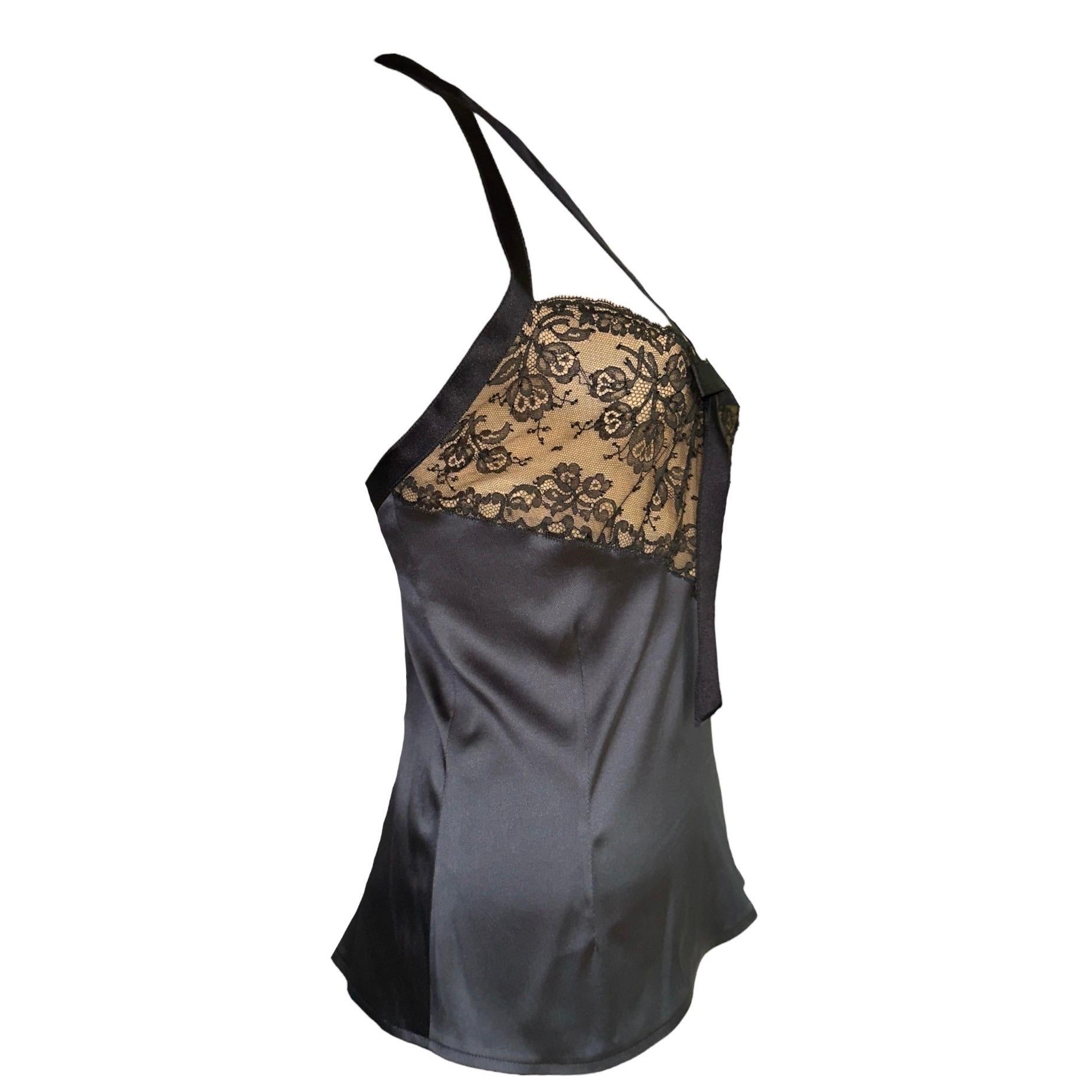 Una pieza muy especial de Chanel
Diseñado por Karl Lagerfeld
Precioso top de seda azul noche
Ribete de encaje negro, forrado de seda nude
Estilo bondage 
Detalle de pajarita
Simplemente se desliza
Botones con logotipo CC en la espalda
Fabricado en