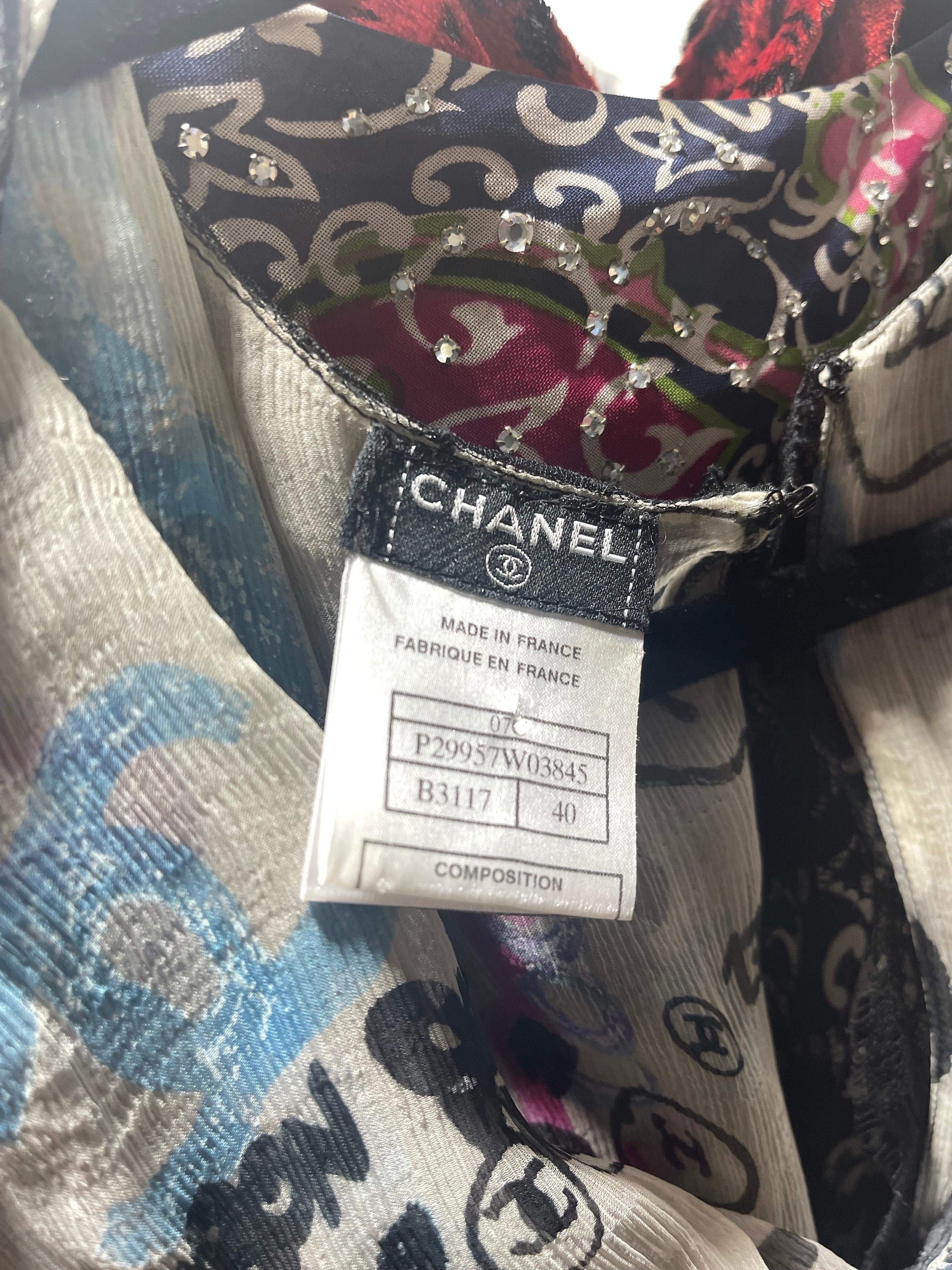 Chanel Seidenkleid mit mehrfarbigem Logo und Grafikmuster im Angebot 7