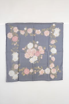 Chanel Seiden-Muslin- Foulard aus blauen Tönen mit Blumendarstellungen aus Seide