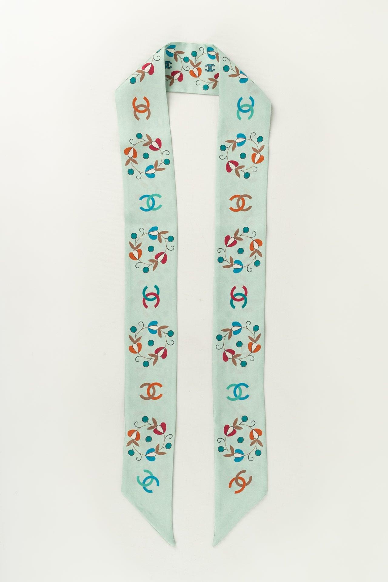 Chanel - (Made in Italy) Neckband scarf / Slim bandeau in silk twill

Additional information:
Condition: Very good condition
Dimensions: 120 cm x 6 cm

Seller Reference: FFC1
