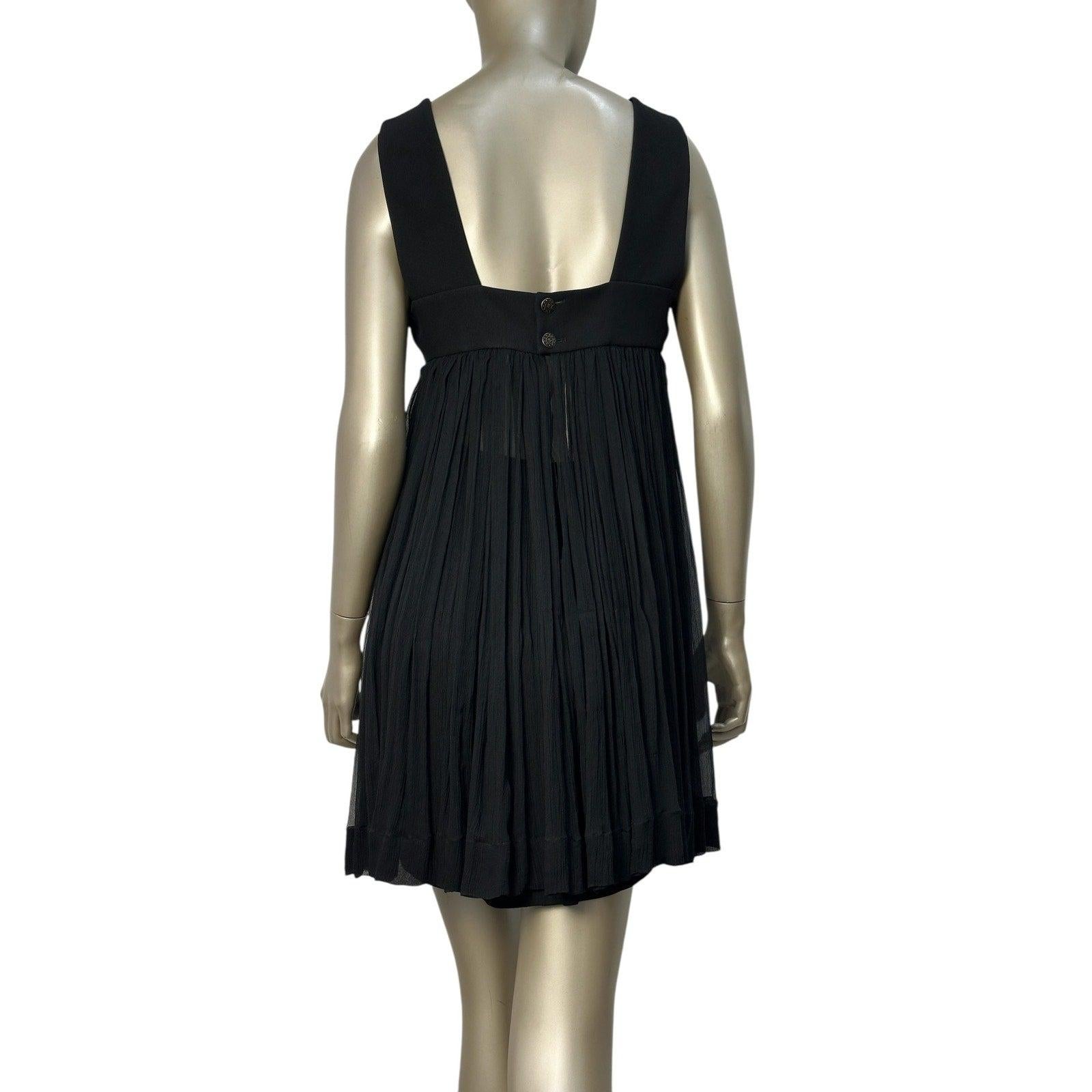 Elegantes Chanel Seidenfaltenkleid, Größe 40, in gutem Zustand!
Mängel auf Bildern zu sehen.
Dieses minimalistisch geschnittene Kleid mit zarten Falten und dem charakteristischen Blumengürtel aus Stoff bietet Anmut und Vielseitigkeit zugleich. 
Der