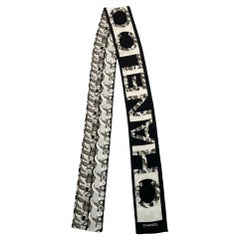 Sciarpa skinny reversibile in seta stampata di Chanel