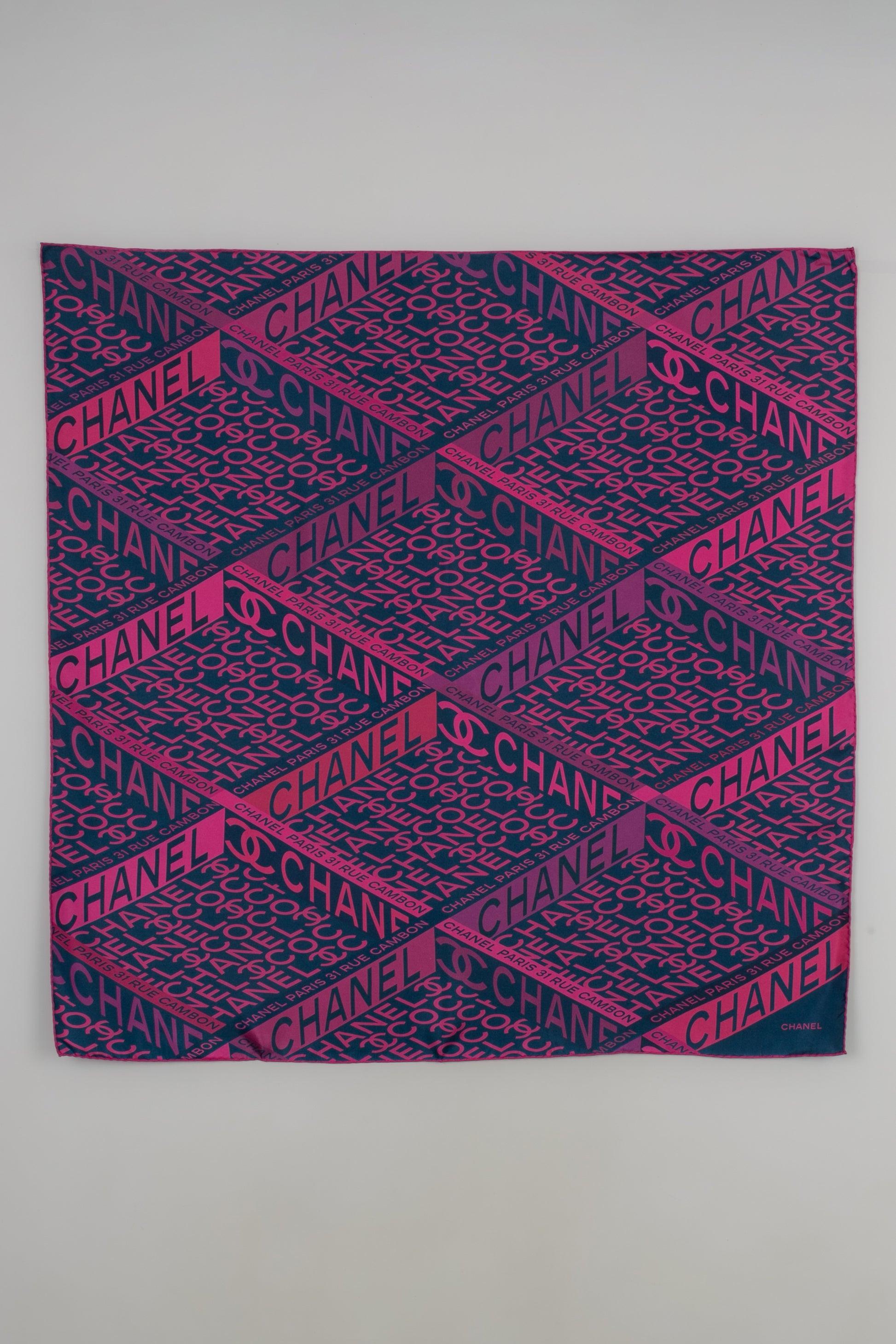 Chanel- Silk reversible foulard in navy blue and pink tones.

Additional information:
Condition: Very good condition
Dimensions: 90 cm x 90 cm

Seller Reference: FFC19
