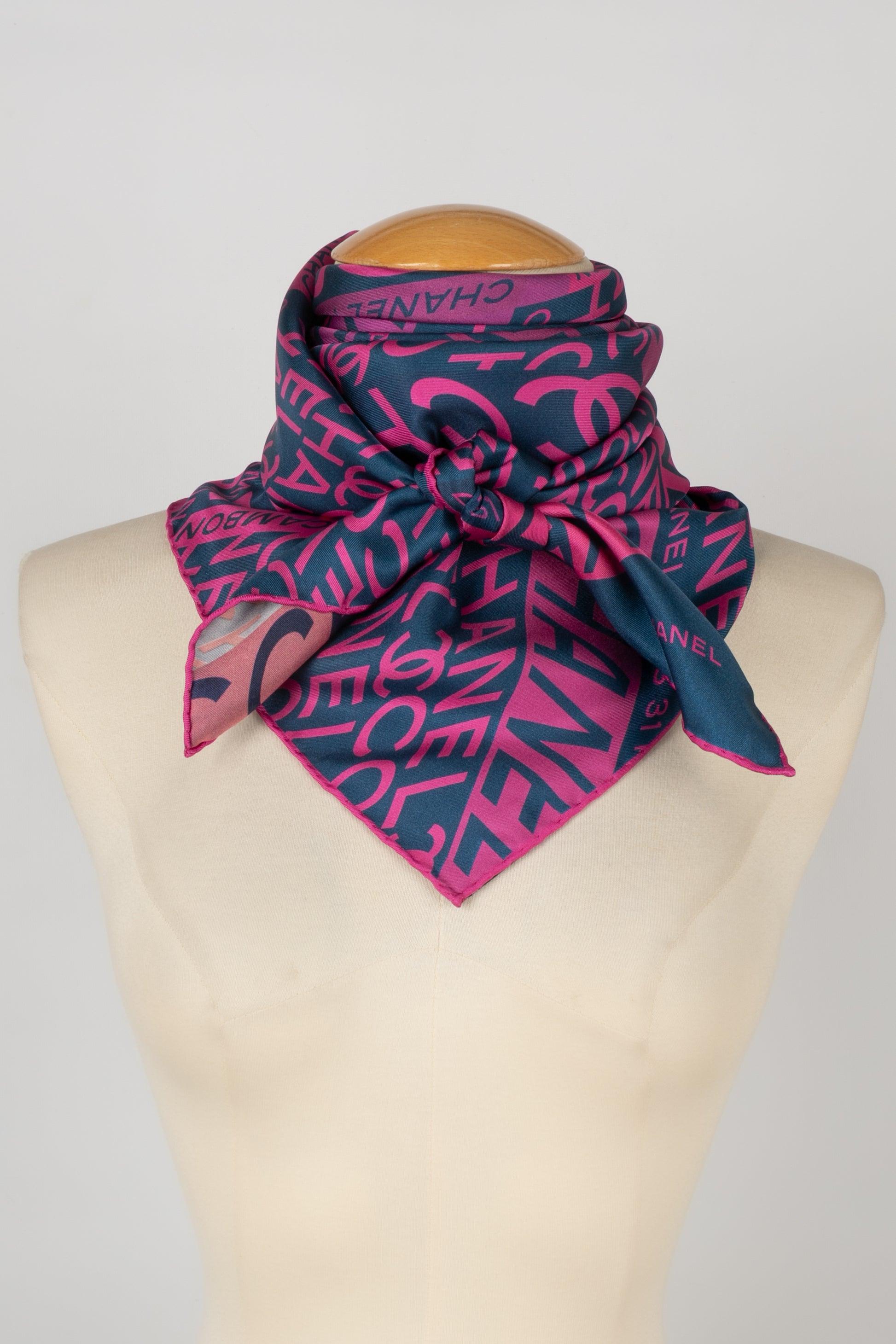 Chanel Silk Reversible Foulard in Navy Blue and Pink Tones In Excellent Condition For Sale In SAINT-OUEN-SUR-SEINE, FR