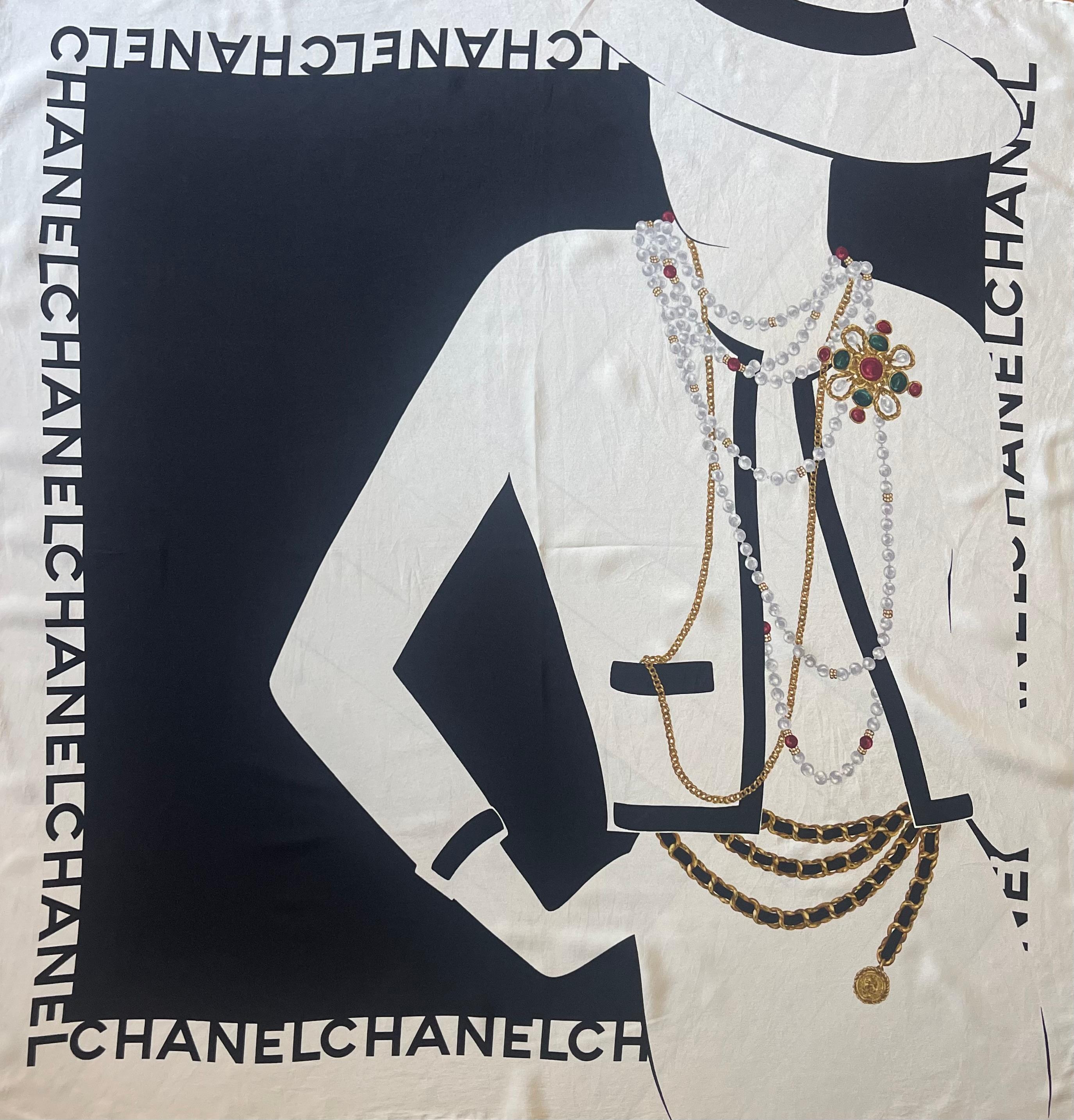 Chanel Seidenschal 1985. Schöner Chanel-Schal in gutem Zustand, der Coco Chanel mit einigen der berühmtesten Schmuckstücke der Marke darstellt. 

In gutem Zustand. 
35in x 35in. 