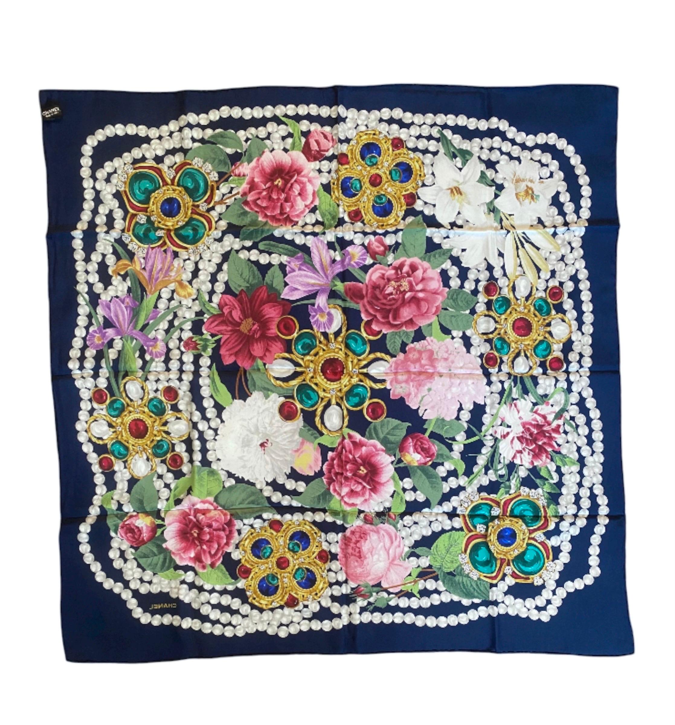 Sciarpa di seta Chanel, nuova, mai indossata. 
Misura 90 x 90 cm.