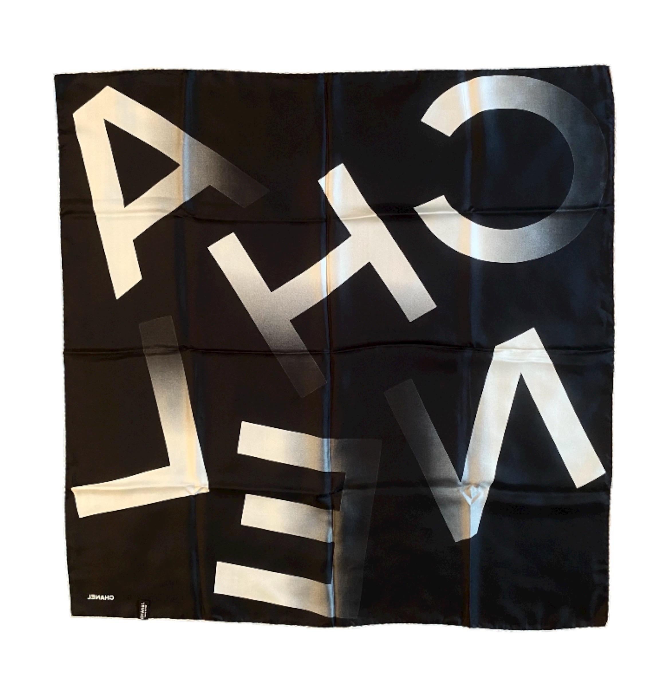 Sciarpa di seta Chanel, nuova, mai indossata. 
Misura 90 x 90 cm.