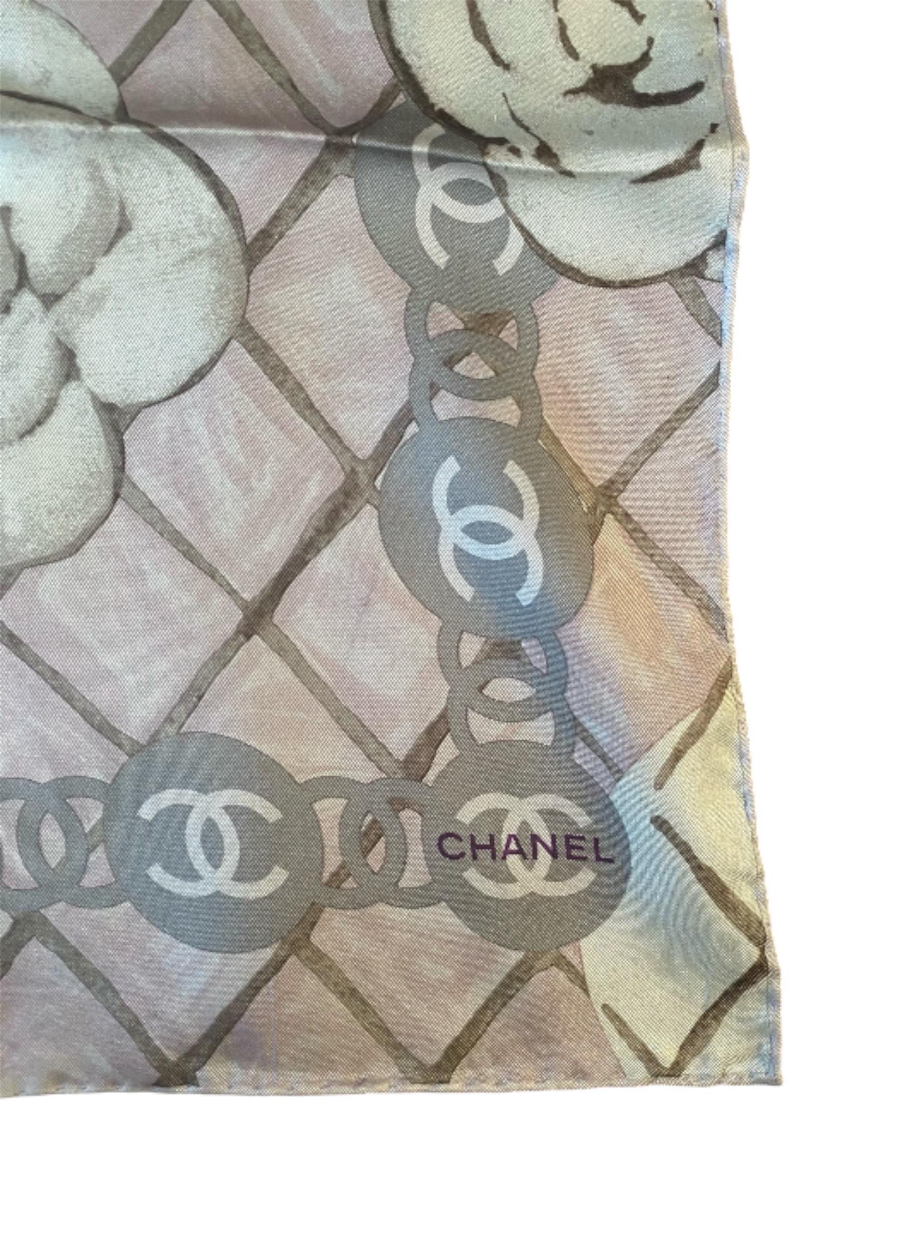 Sciarpa di seta Chanel, nuova, mai indossata. 
Misura 90 x 90 cm.