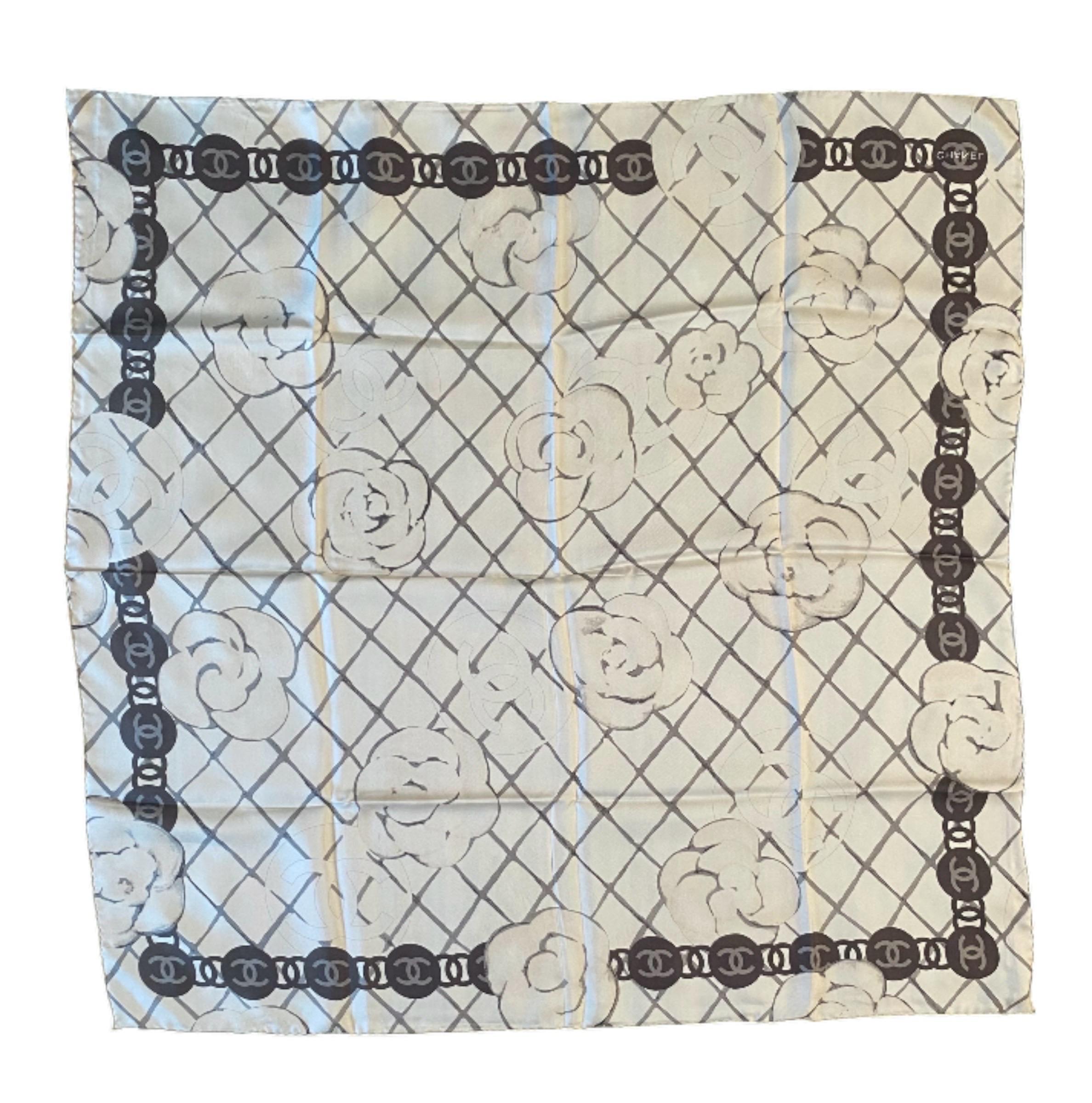 Sciarpa di seta Chanel, nuova, mai indossata. 
Misura 90 x 90 cm.