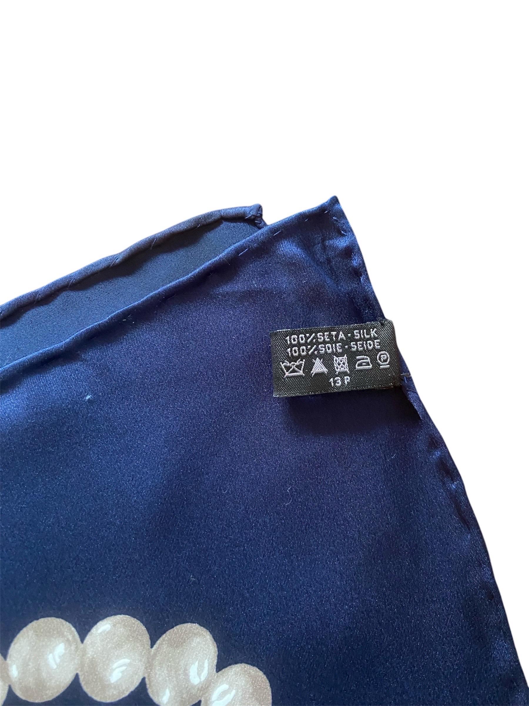 Nero Sciarpa di seta Chanel. in vendita