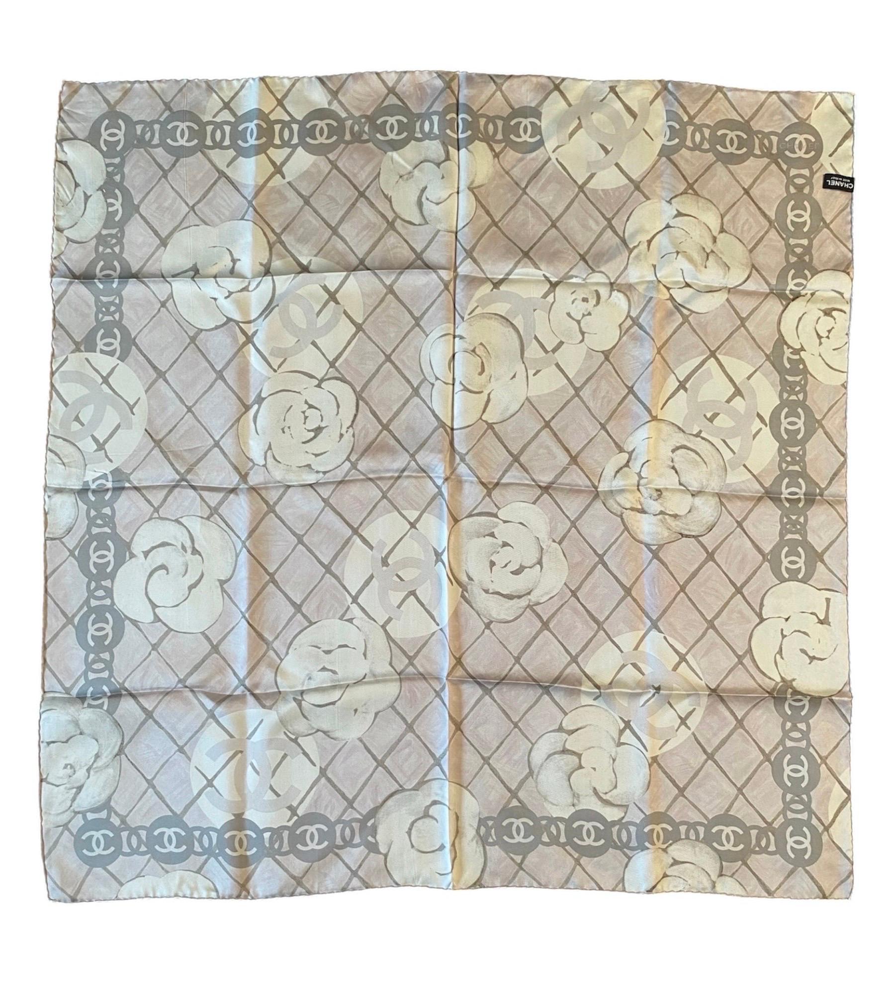 Grigio Sciarpa di seta Chanel. in vendita