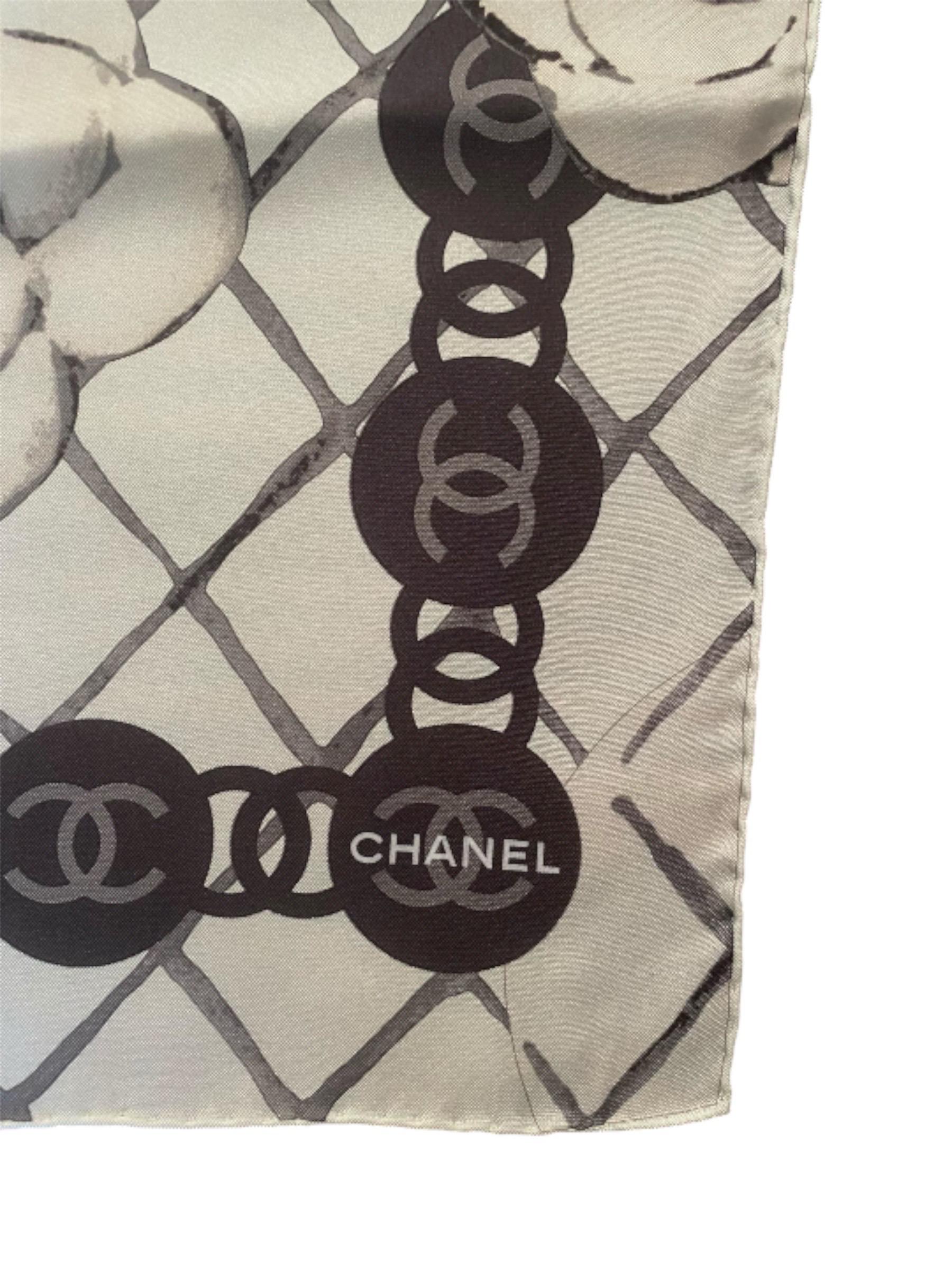 Grigio Sciarpa di seta Chanel. in vendita