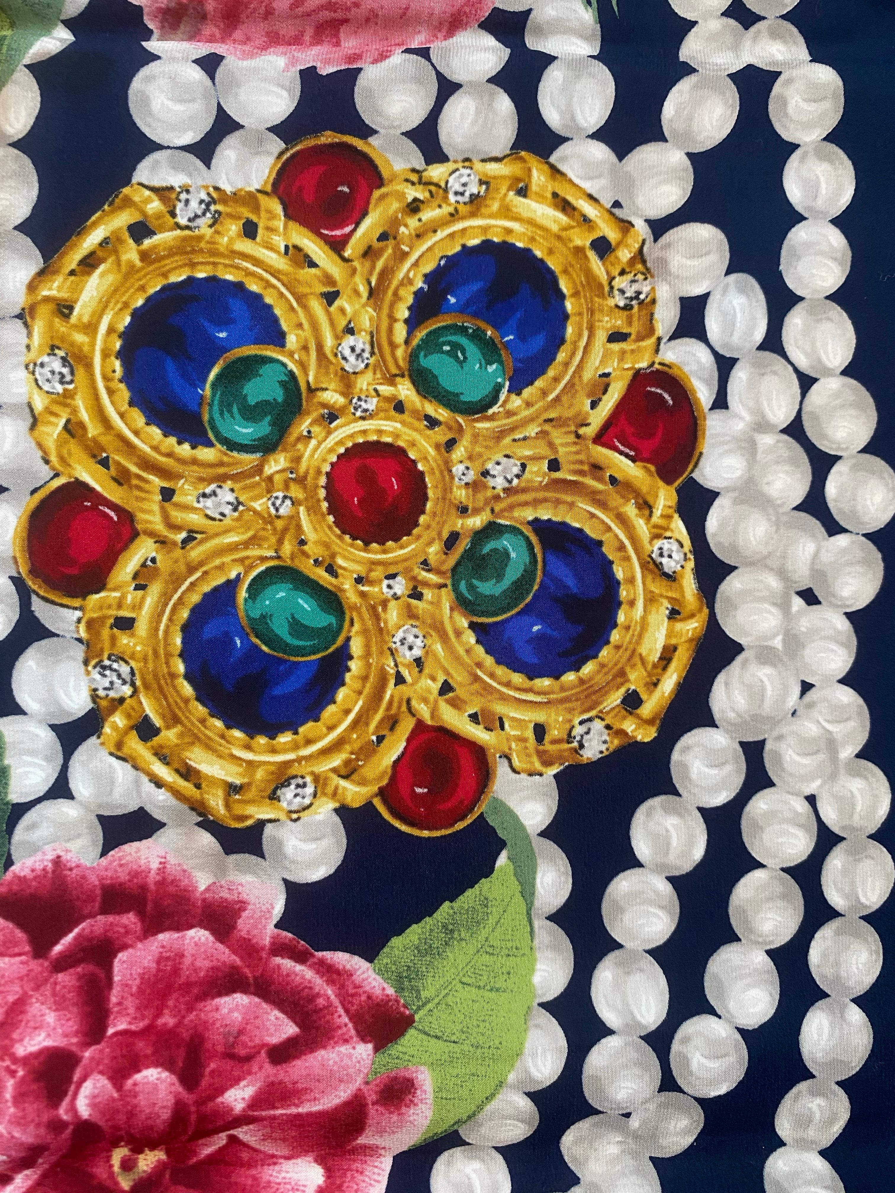 Sciarpa di seta Chanel. in vendita 1