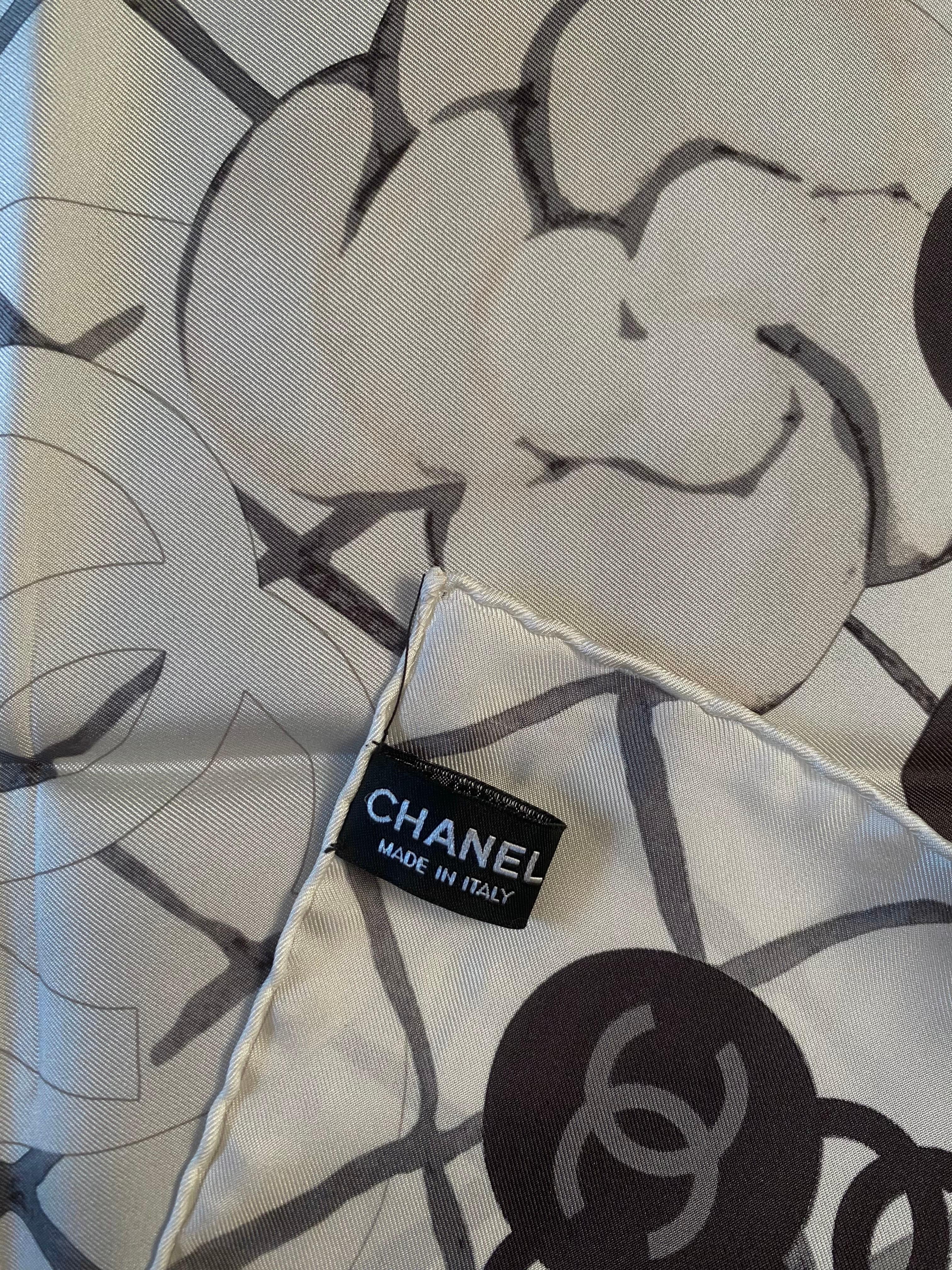 Sciarpa di seta Chanel. in vendita 1