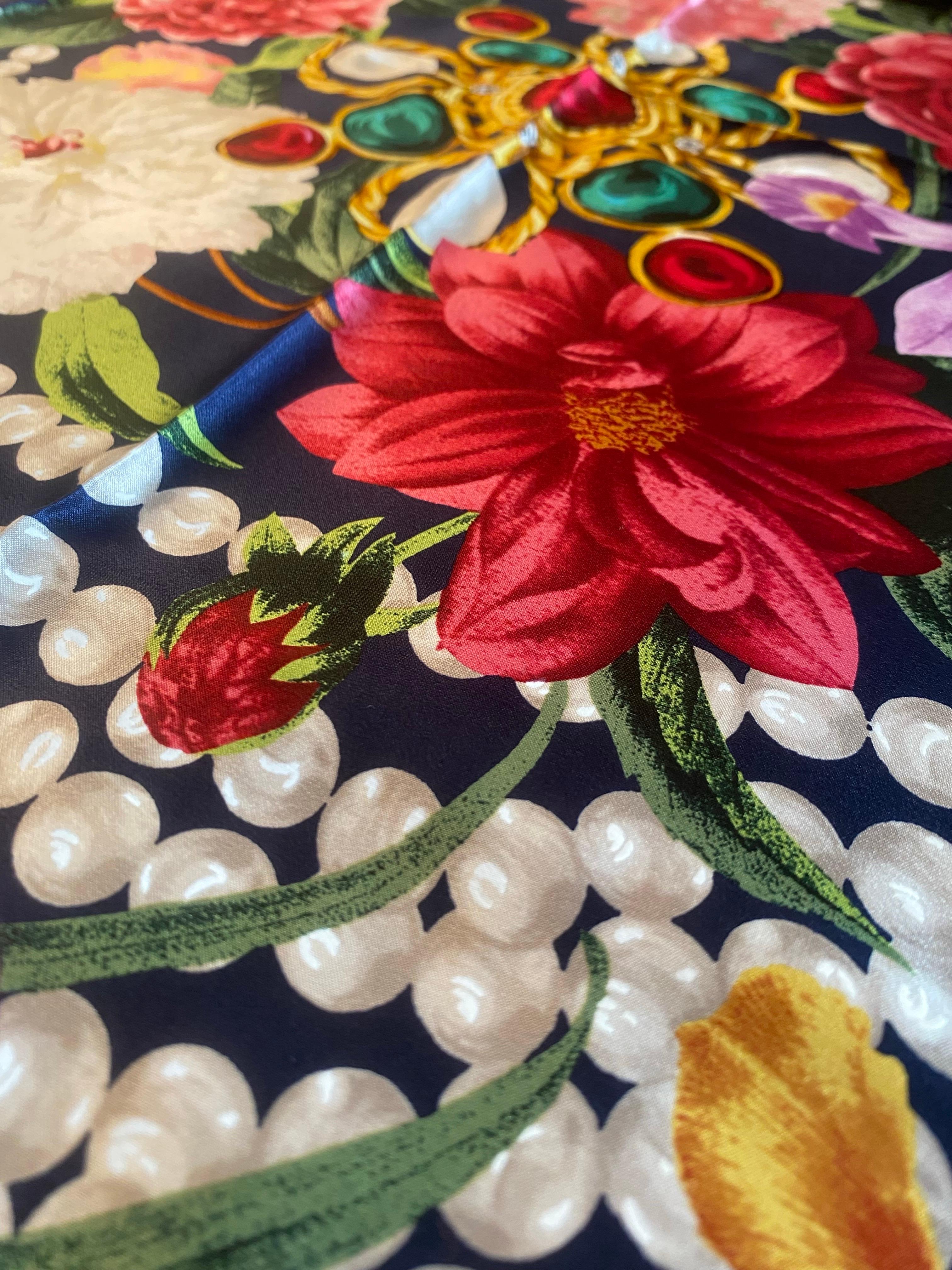 Sciarpa di seta Chanel. in vendita 2