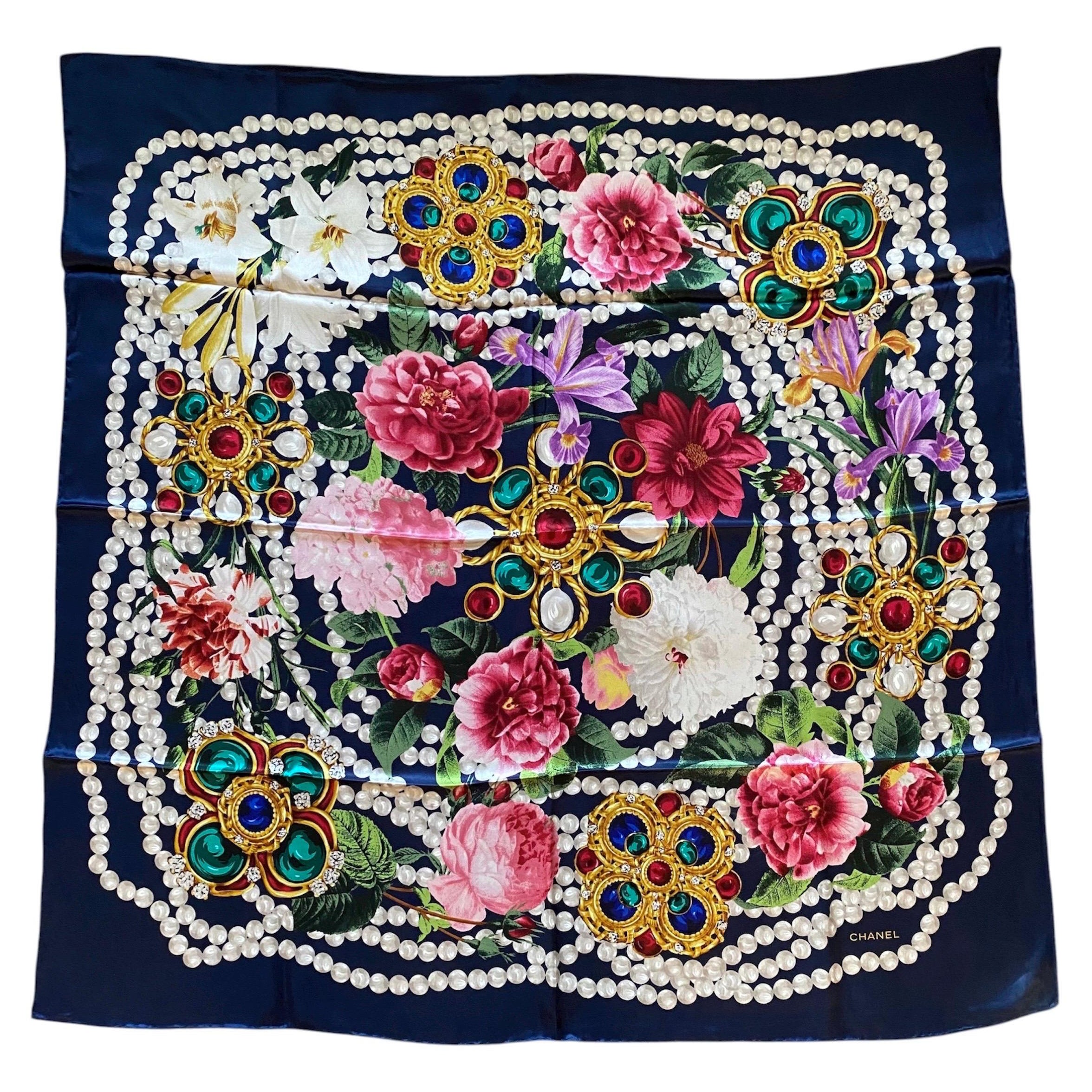 Sciarpa di seta Chanel.