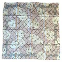 Sciarpa di seta Chanel.