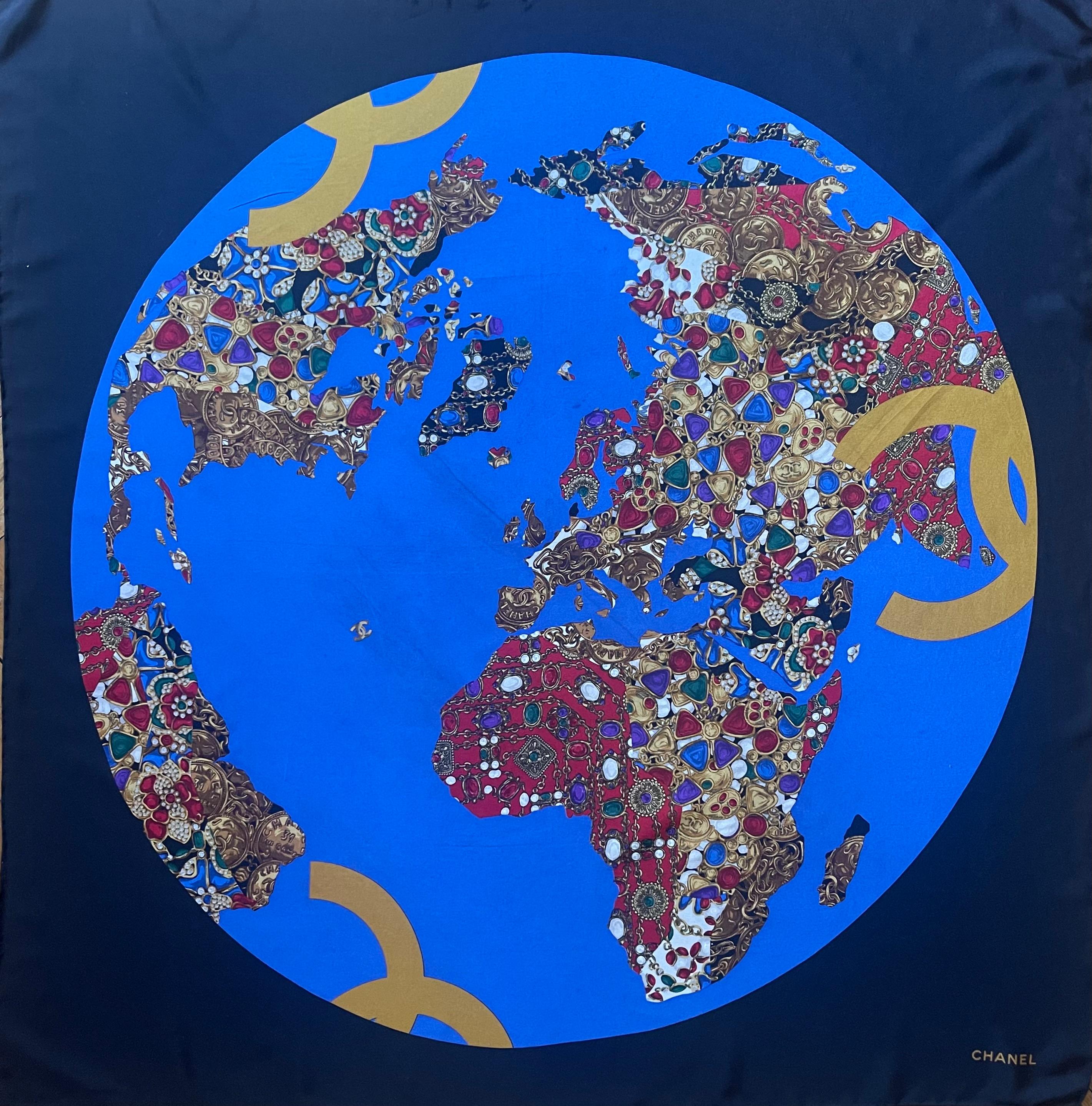 Echarpe en soie Chanel Globe Gripoix. En très bon état, cet article est un must à ajouter à votre collection. Les gripoix sont une pièce maîtresse de la marque Chanel, ce qui fait de ce foulard une pièce recherchée par les collectionneurs. 

33in x