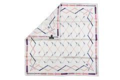 Sci Chanel con foulard di seta color crema e rosa