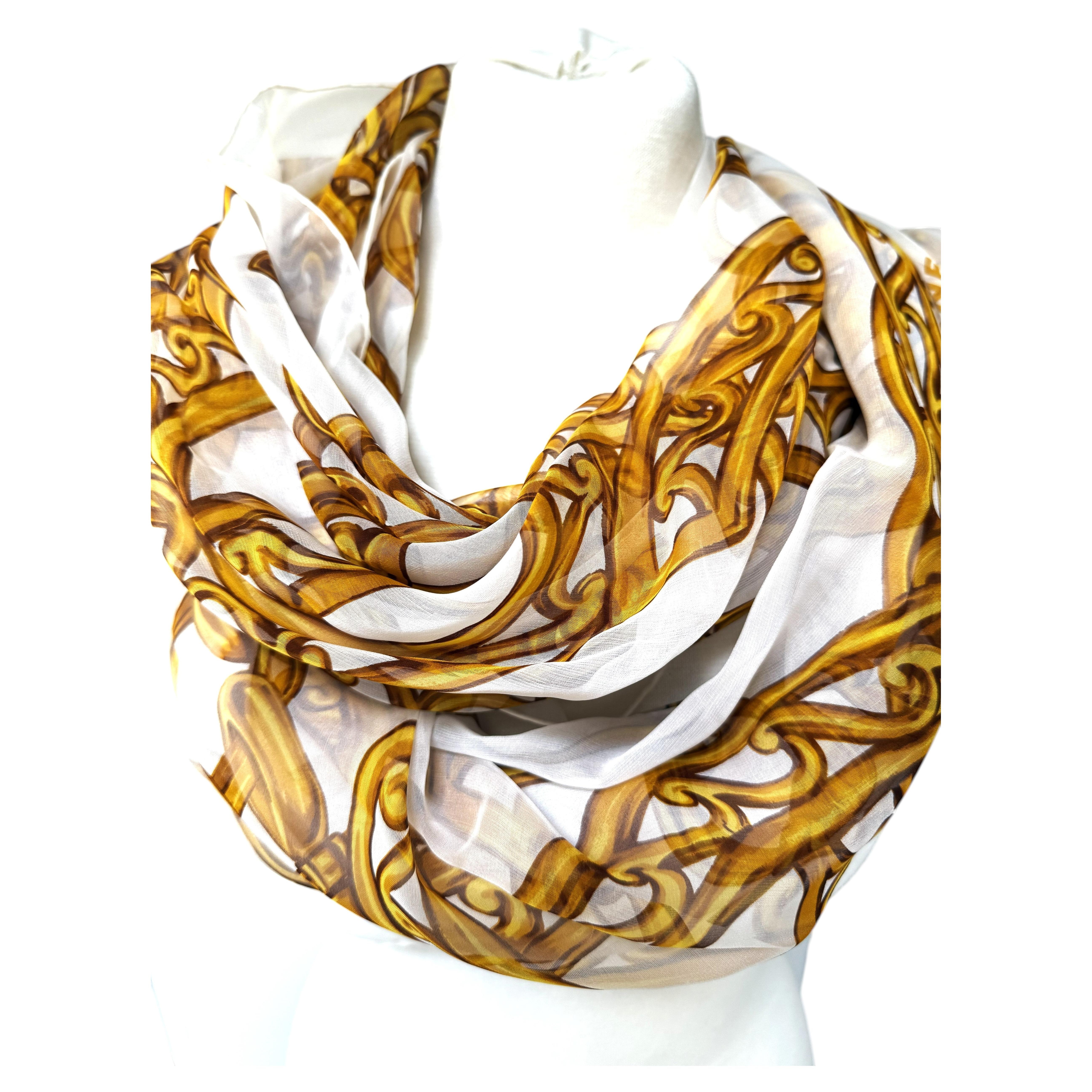 Sciarpa Chanel, chiffon di seta, 133 x 133 cm, catene Chanel e iconici motivi CC