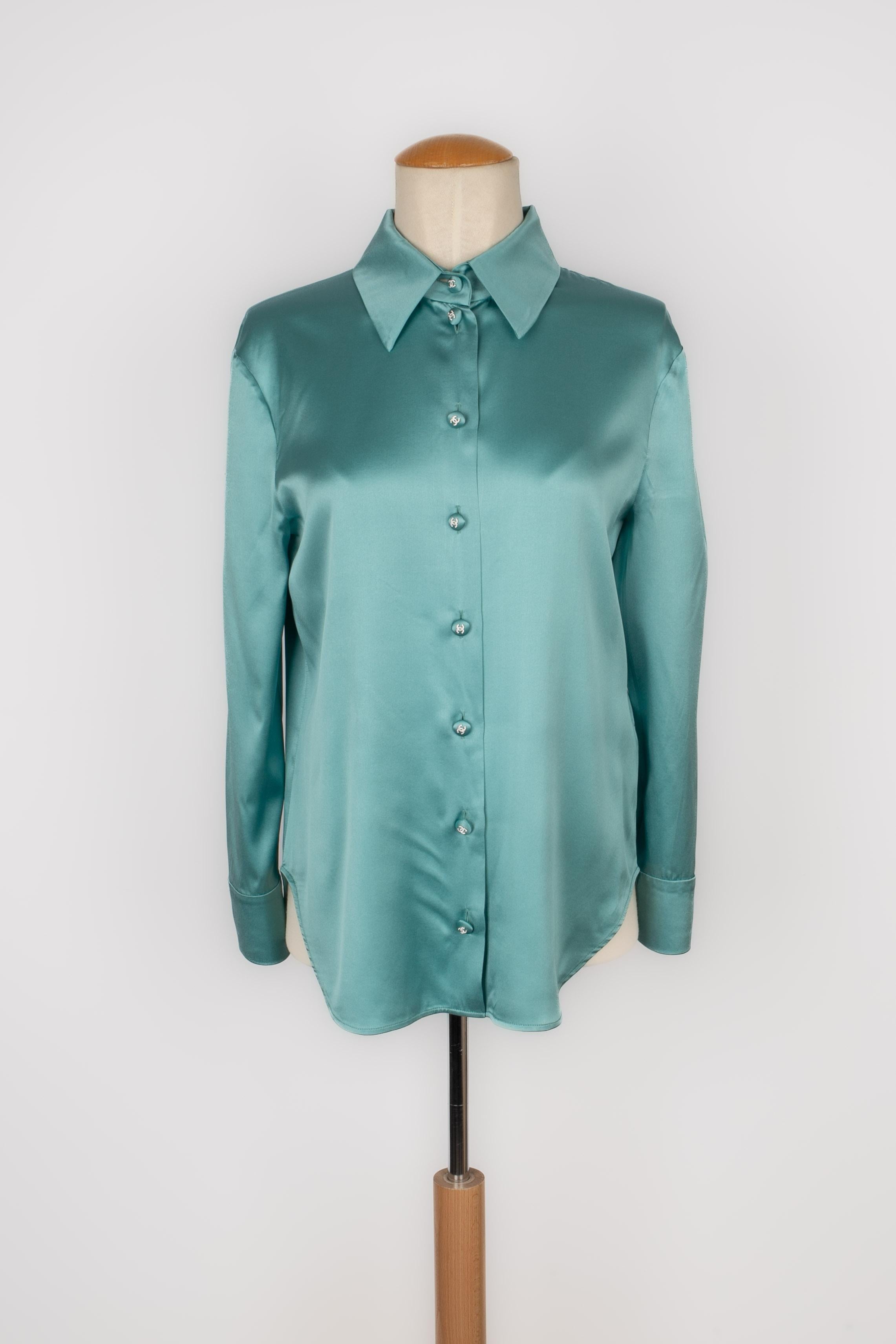 CHANEL - (Made in Italy) Blue silk shirt, silk buttons decorated with a rhinestone cc logo. Size indicated 40FR.

Condition:
Very good condition

Dimensions:
Shoulder width: 44 cm - Chest: 50 cm - Sleeve length: 54 cm - Length: 66