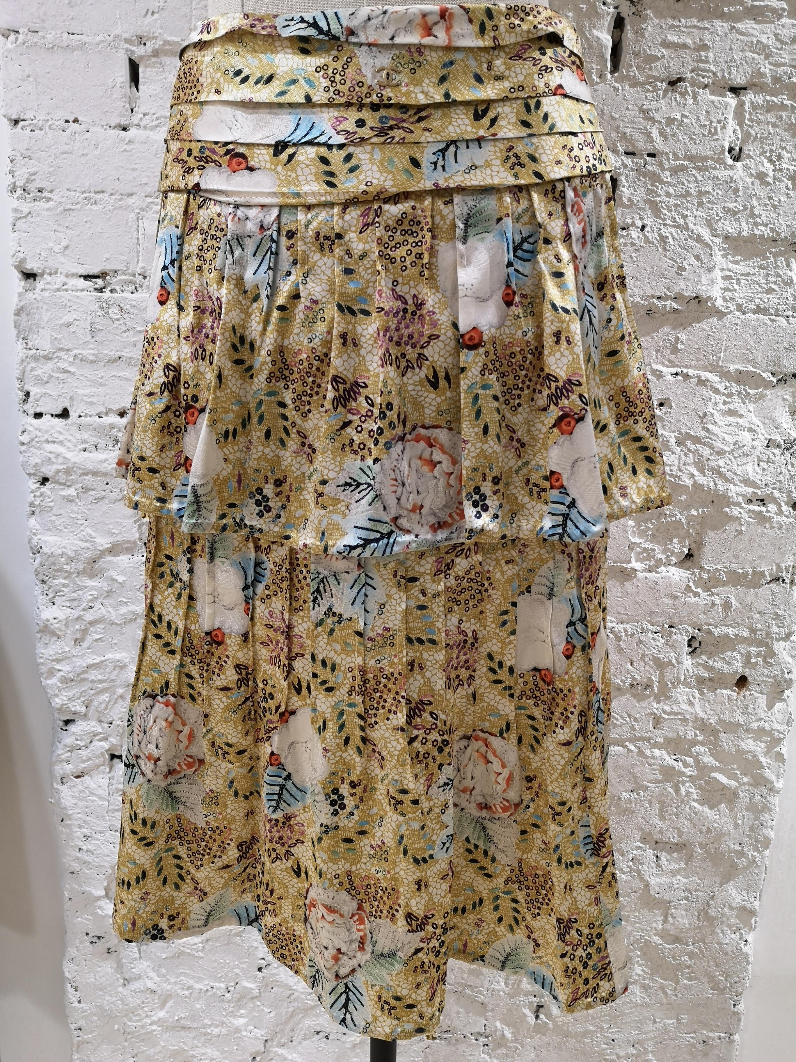 Chanel silk Skirt
Chanel beige flower silk skirt 
totally made in france in size 38
total lenght 70 cm
waist 74 cm