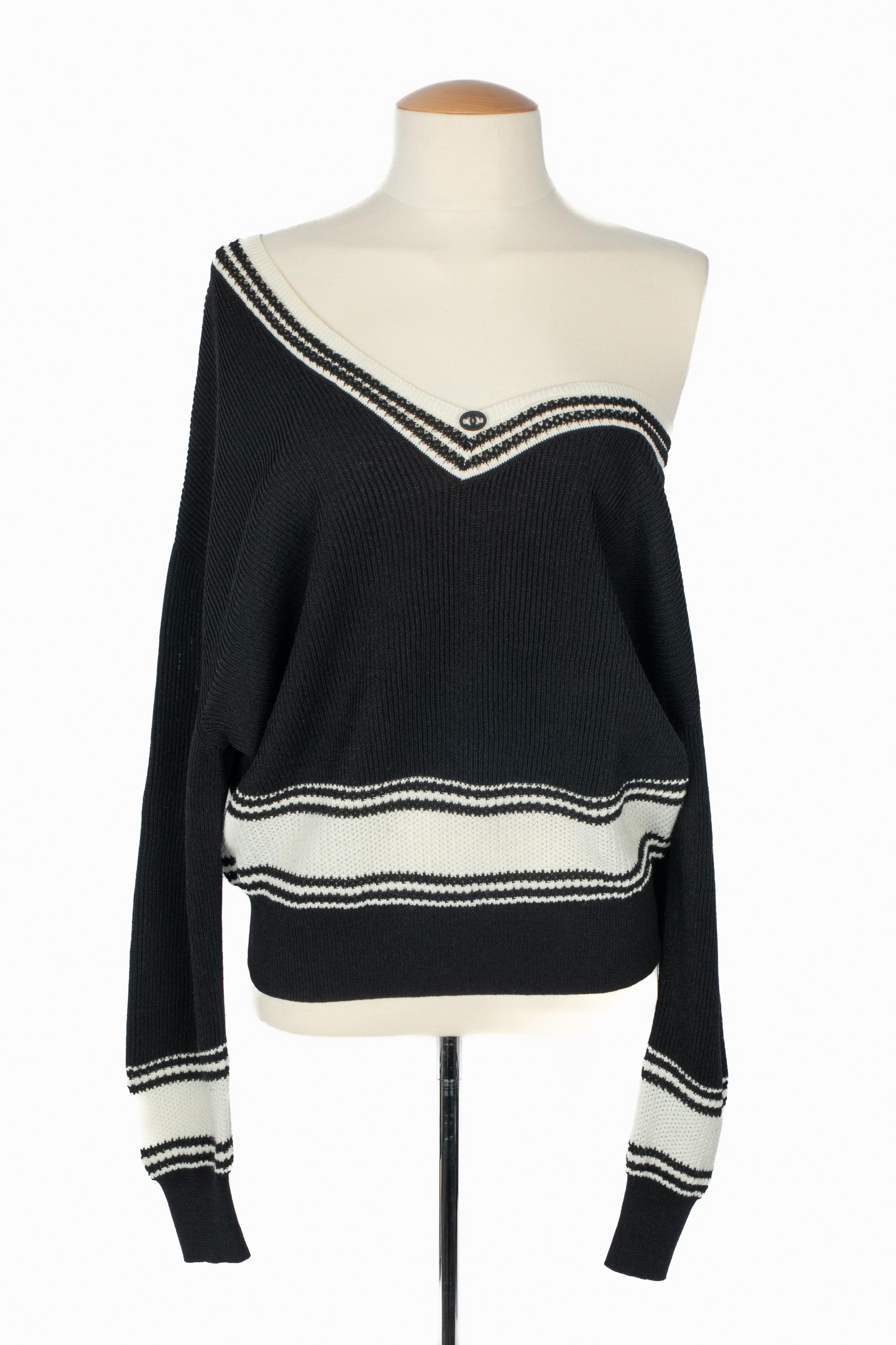CHANEL - (Made in Italy) Schwarzer und weißer Seidenpullover. Asymmetrischer Schnitt. Größe 36FR. Eine Collection'S um 2020 unter der künstlerischen Leitung von Virginie Viard.

Bedingung:
Sehr guter Zustand

Abmessungen:
Schulterbreite: ca. 55 cm -