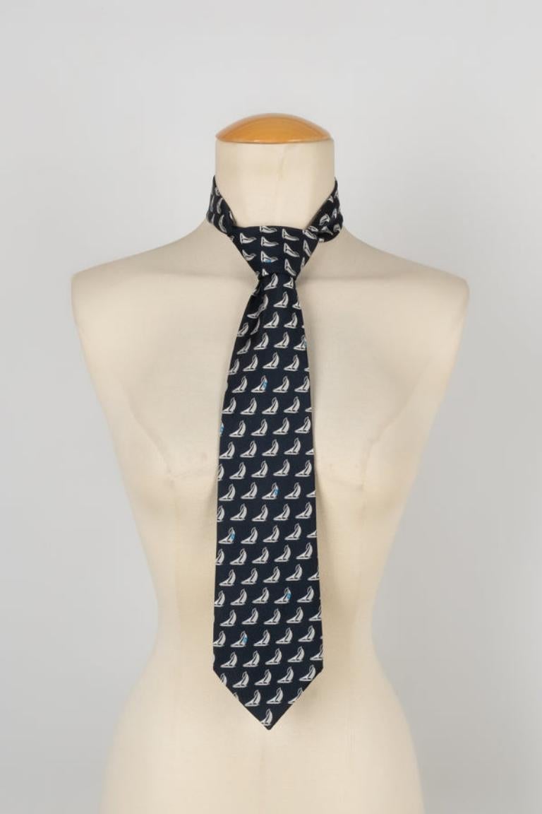 Chanel - (Made in France) Silk tie embroidered with boats.

Additional information:
Condition: Very good condition
Dimensions: Length: 140 cm

Seller Reference: ACC147
