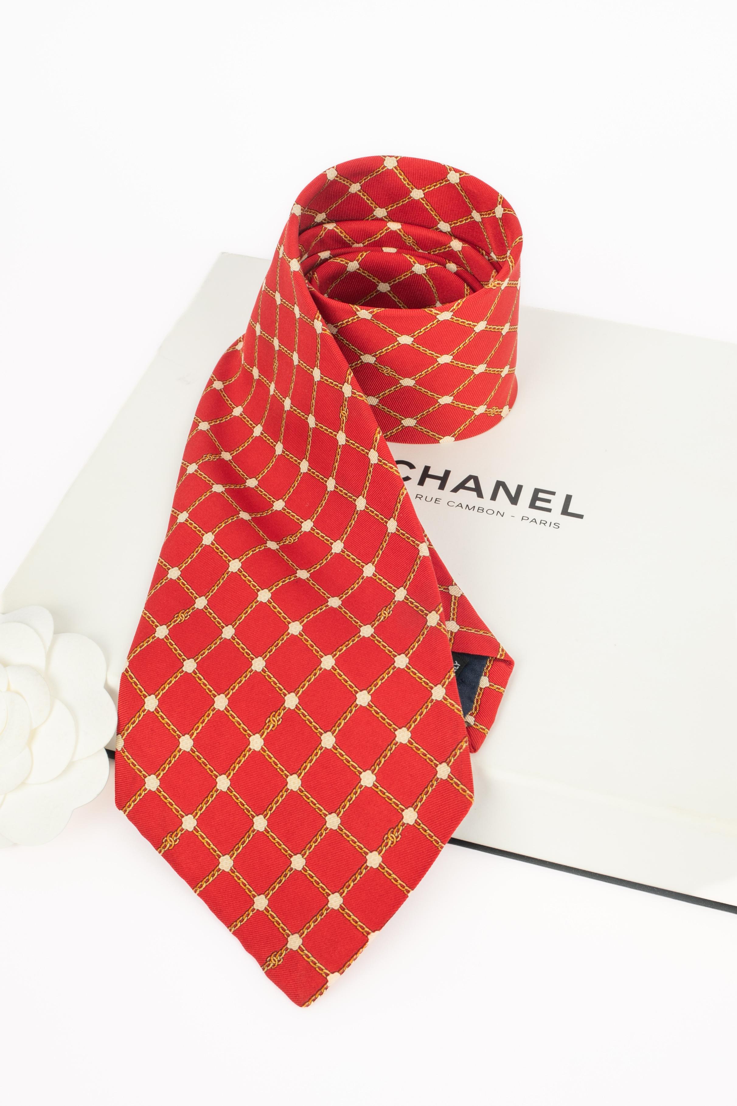 CHANEL - (Made in Italy) Yellow and red silk tie representing camellias.

Condition:
Very good condition

Dimensions:
Max. width: 10 cm

SKU:ACC164