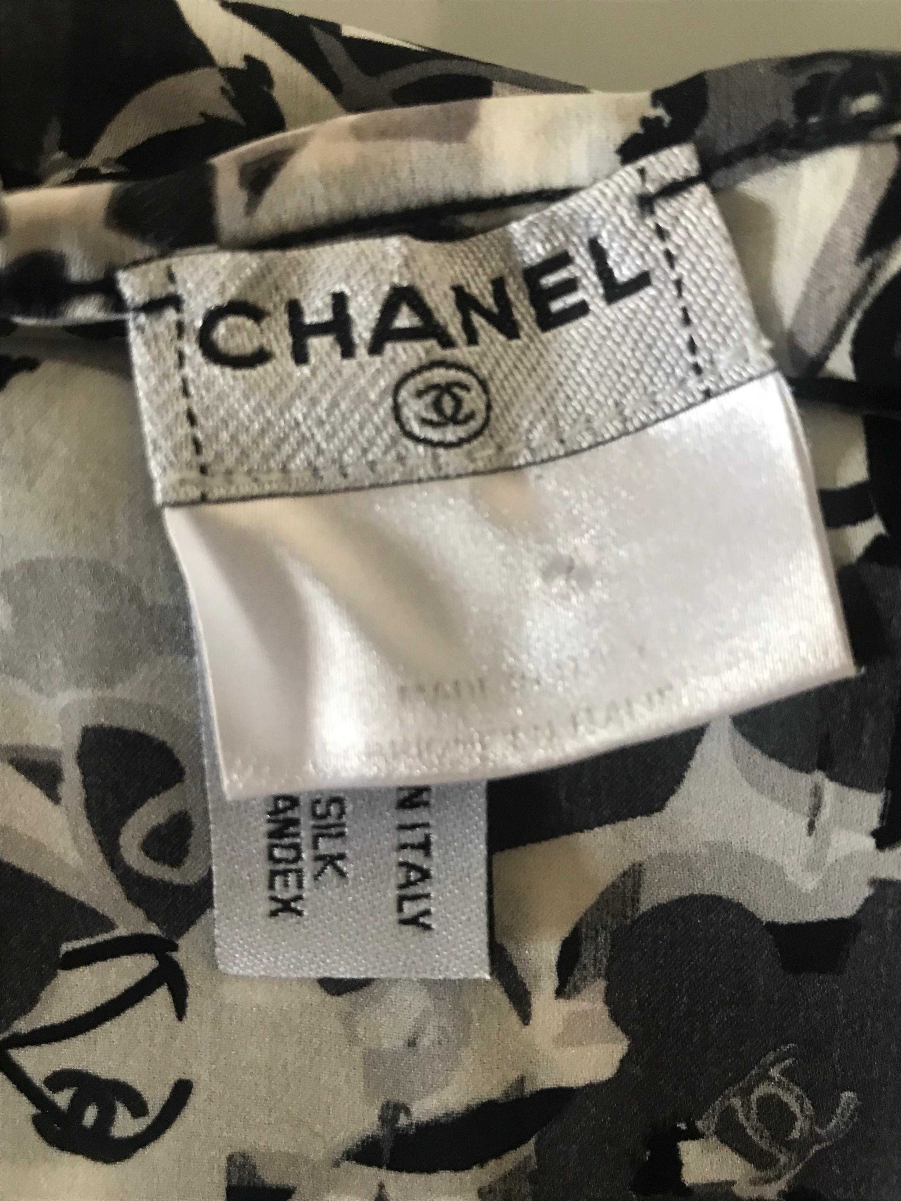 Très joli top en soie de Coco Chanel. Monogrammes et motifs CC. Taille 34. En très bon état.      Très jolie top coco chanel en soie. Motifs monogramme et CC. Taille 34. En très bon état.