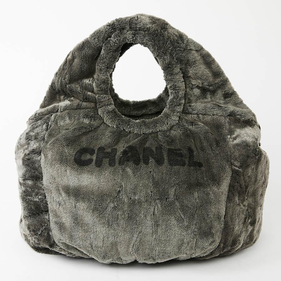 This CHANEL second-hand bag is in velvet-like wool with a gray gradient. It is lined with gray fabric with a large zipped pocket and a key holder. The jewelry is in aged silver metal with a magnetic button closure.
It can be carried by hand or at