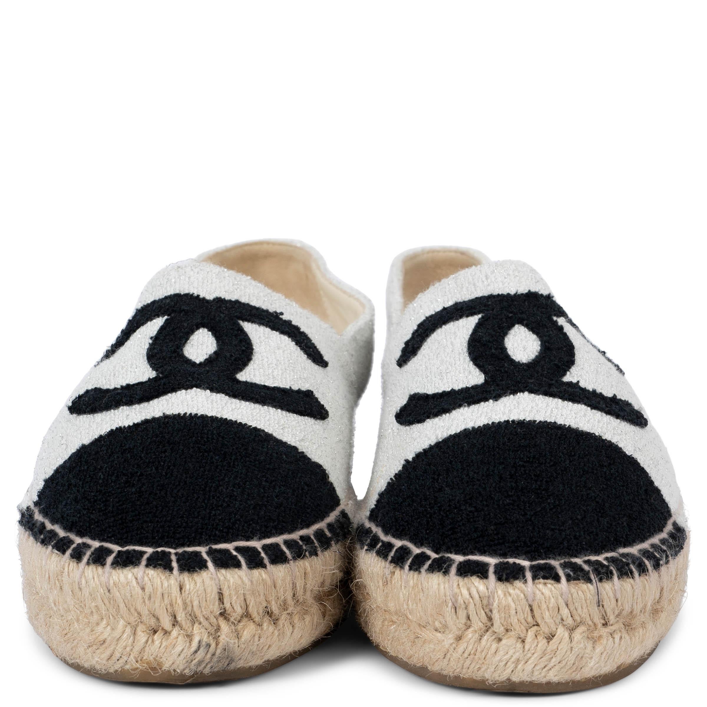 100% autentiche espadrillas Chanel in spugna bianca e nera con lurex argento. Foderato in pelle ecru. Sono stati indossati e sono in ottime condizioni. 

2017 Resort Parigi-Cuba

Misure
Modello	17C G29762 X52061 C9734
Dimensione impressa	42 (si