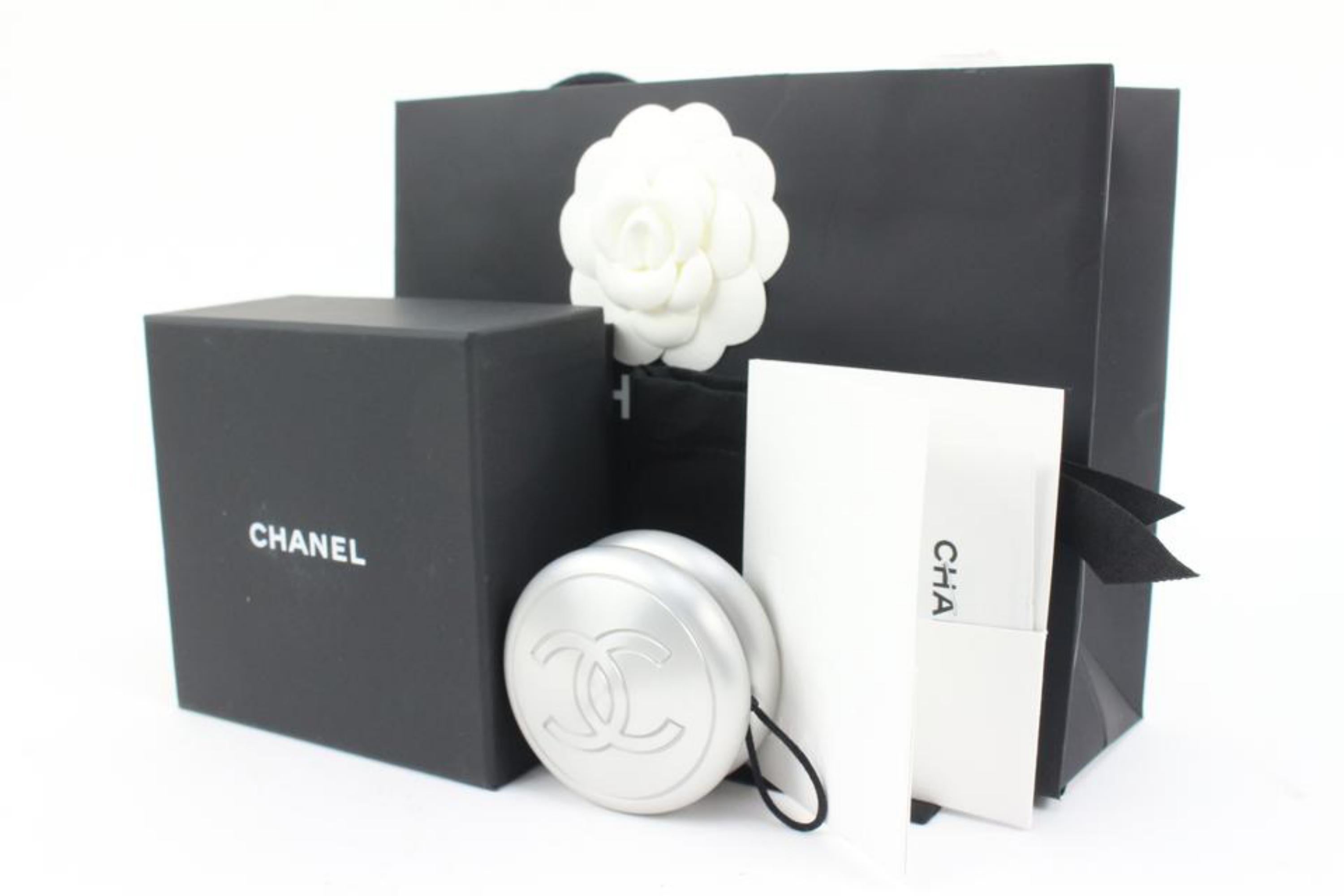 Chanel Silber 2022 Ultra Rare Cc Logo Yo-yo Spielzeug Spiel 31c33 im Zustand „Neu“ im Angebot in Dix hills, NY