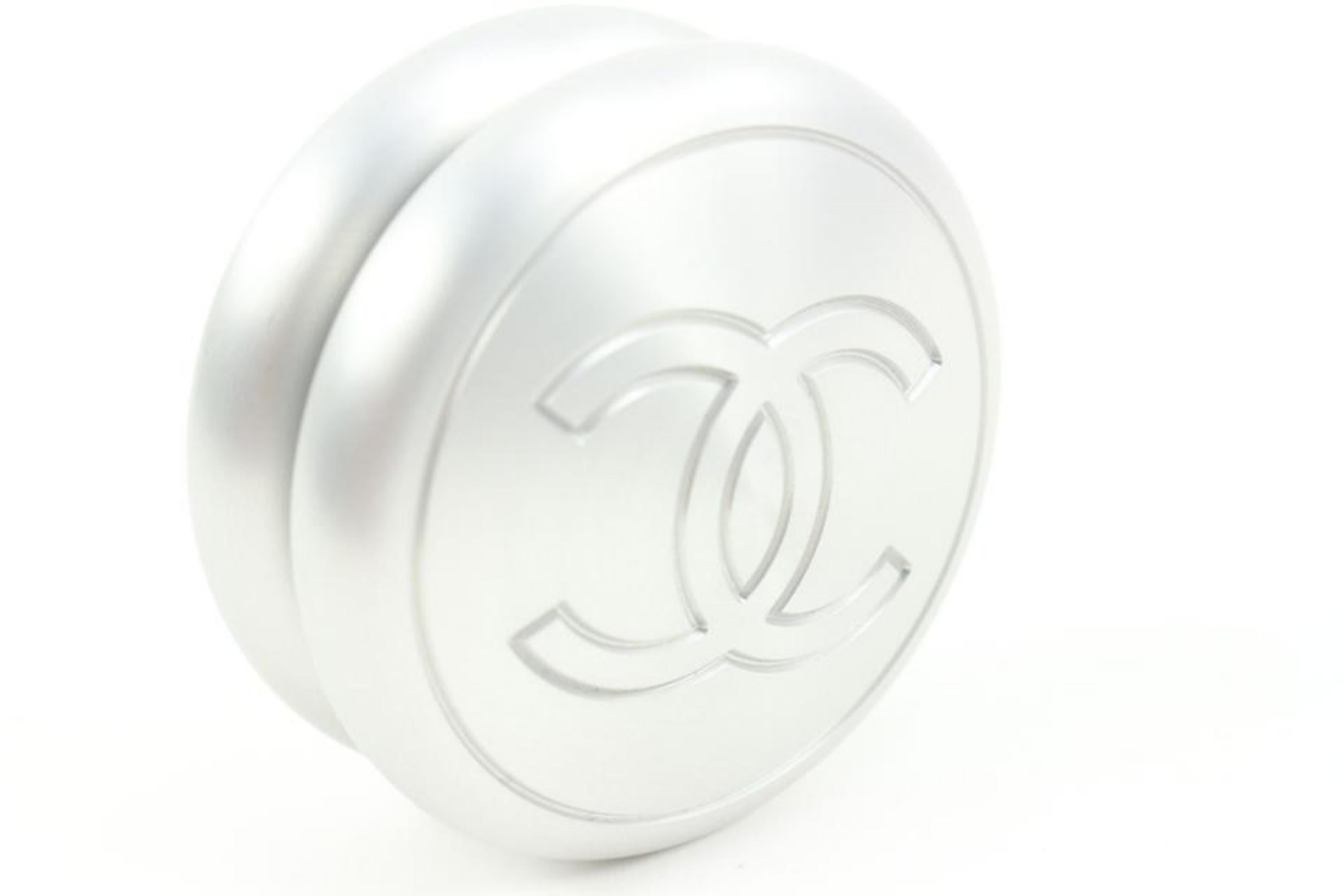 Chanel Silver 2022 Ultra Rare Cc Logo Yo-yo Toy Game 31c33 In New Condition For Sale In Dix hills, NY