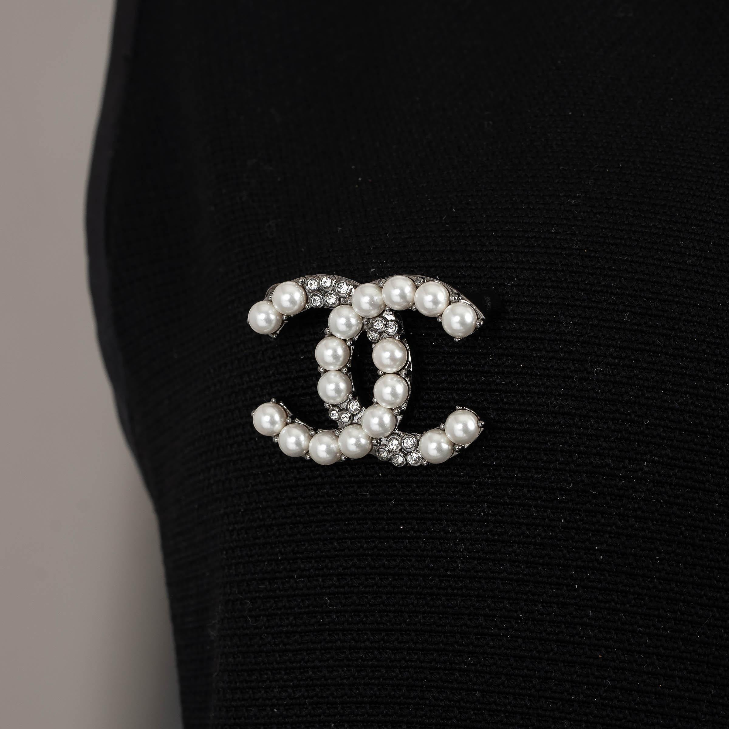 CHANEL silver 21A CHATEAU DES DAMES PEARL & STRASS Brooch For Sale 2