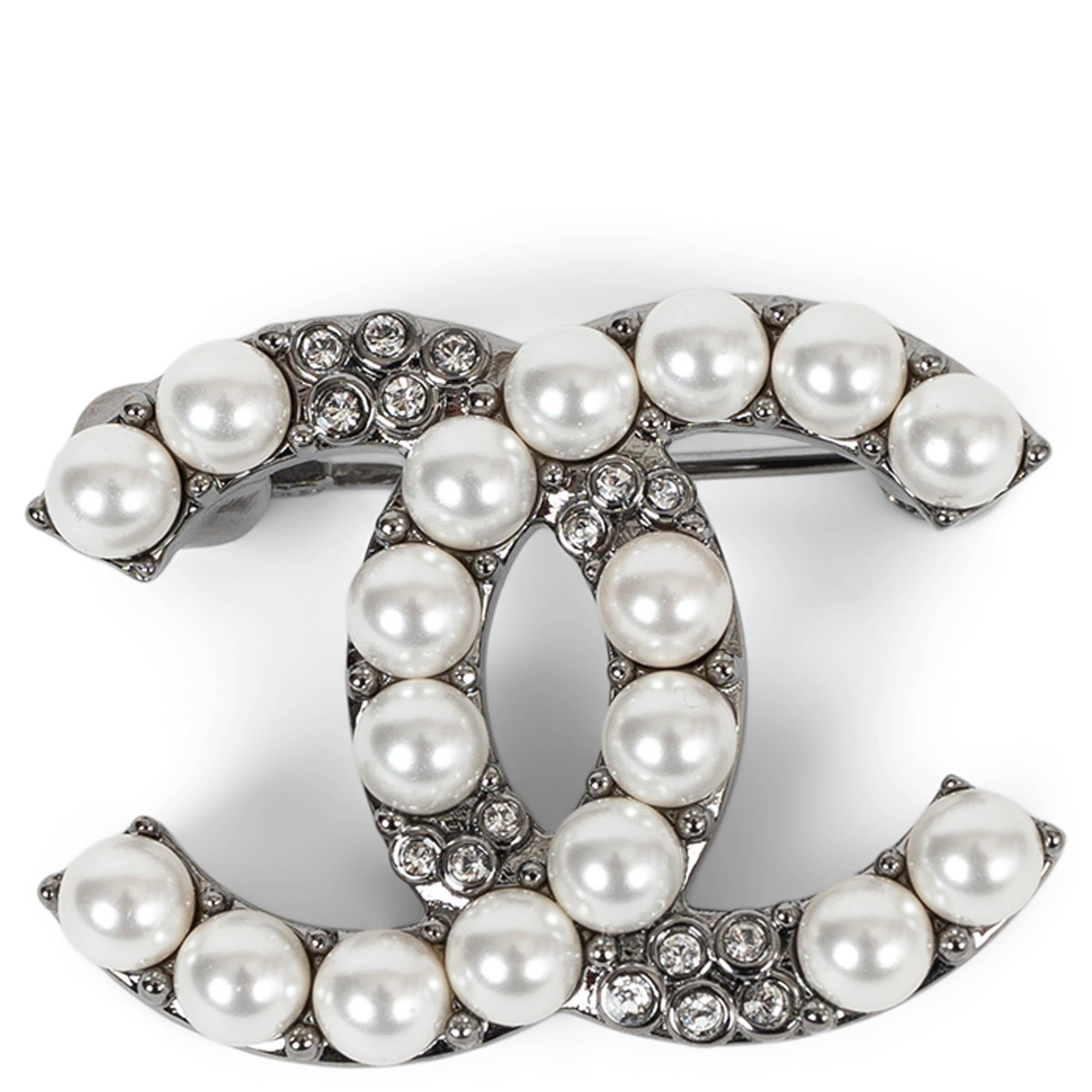 CHANEL silver 21A CHATEAU DES DAMES PEARL & STRASS Brooch For Sale