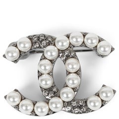 CHANEL Broche 21A CHATEAU DES DAMES PEARL & STRASS